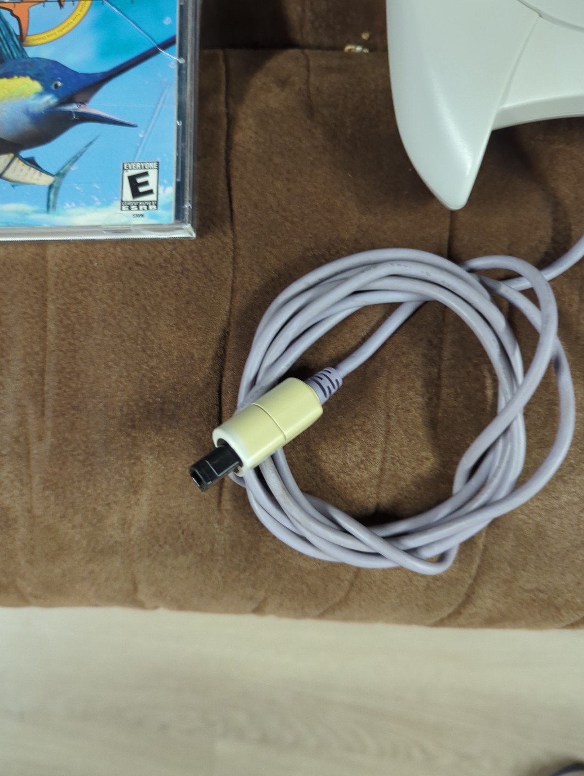 SEGA Dreamcast Console with two controllers and game – White