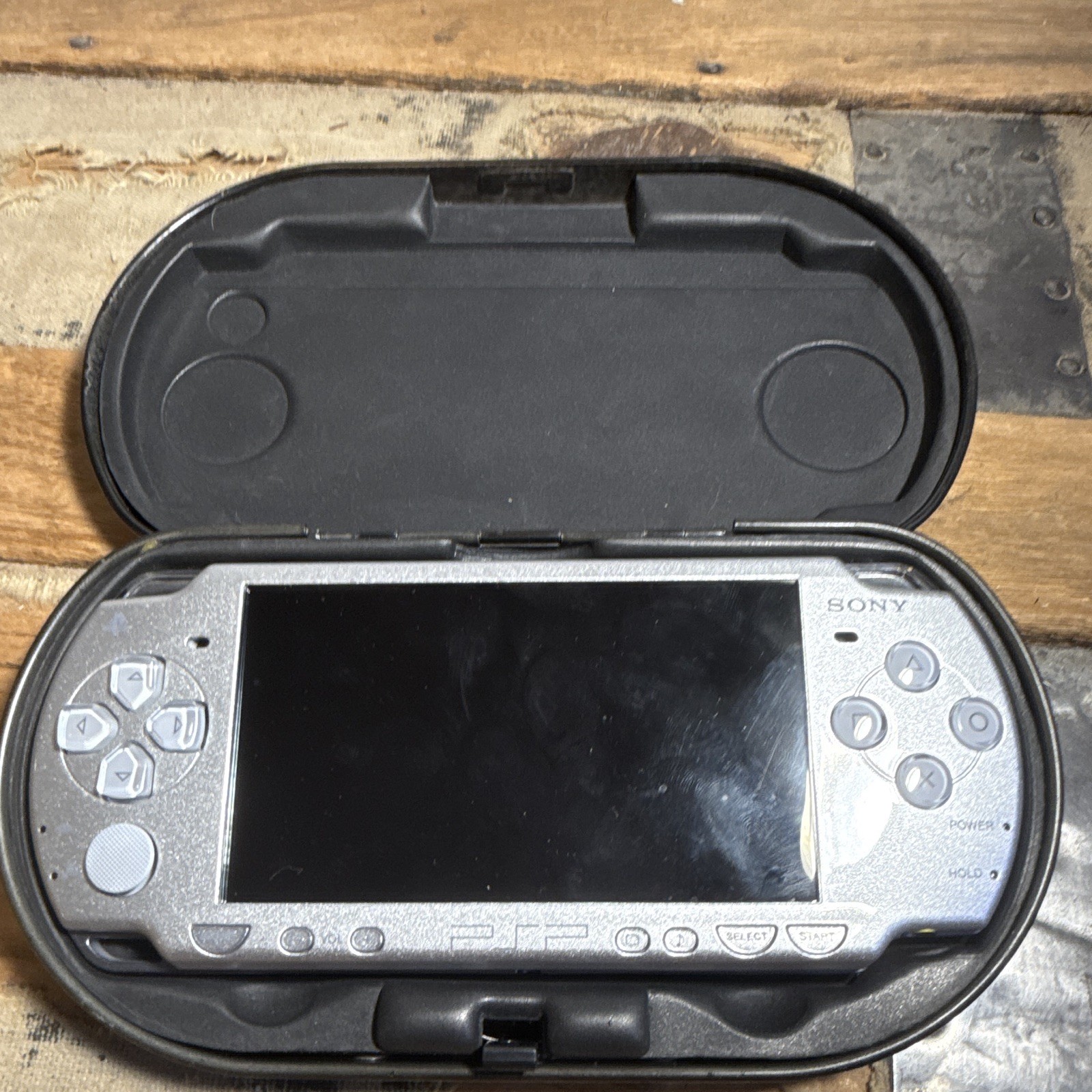 Sony PSP-2000 Silver Handheld System Console w/ Case Charger – WORKING