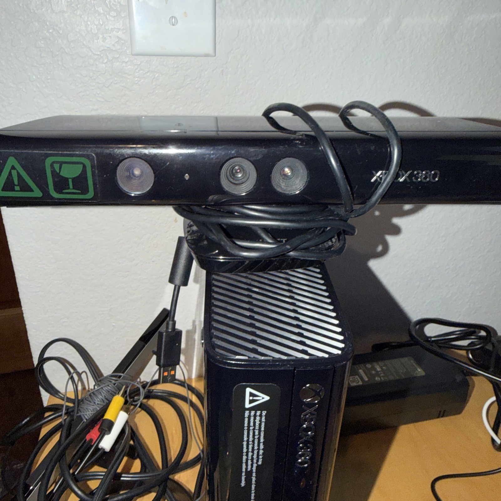 Xbox 360 E 1538 Console 500GB HD, 2 Controller’s, Cables, Kinect, Games More