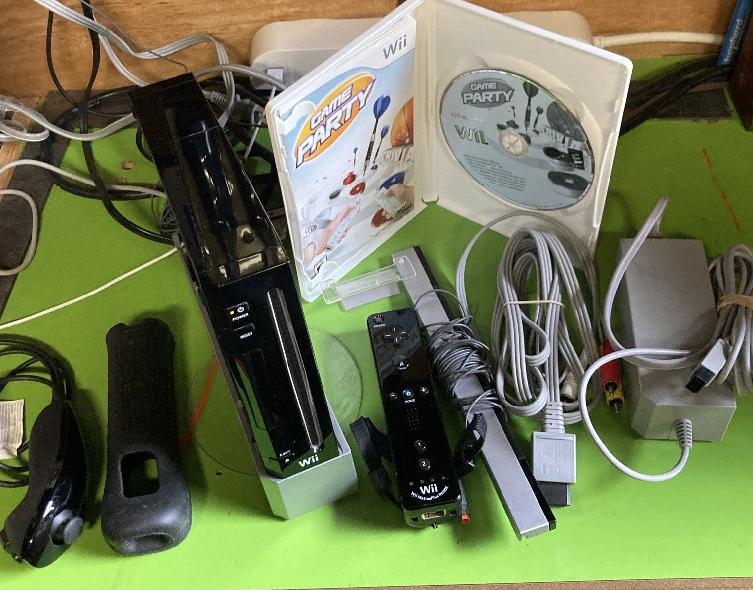 Nintendo Wii Console (Black) RVL-001 – GameCube Compatible – Works!