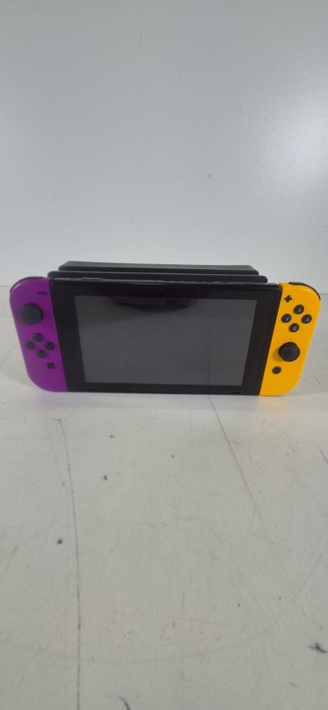 NINTENDO SWITCH HANDHELD (P09030636)