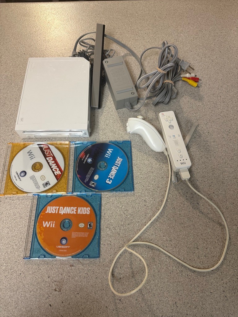 Nintendo Wii Console White Just Dance Game Bundle & Controller Lot Tested