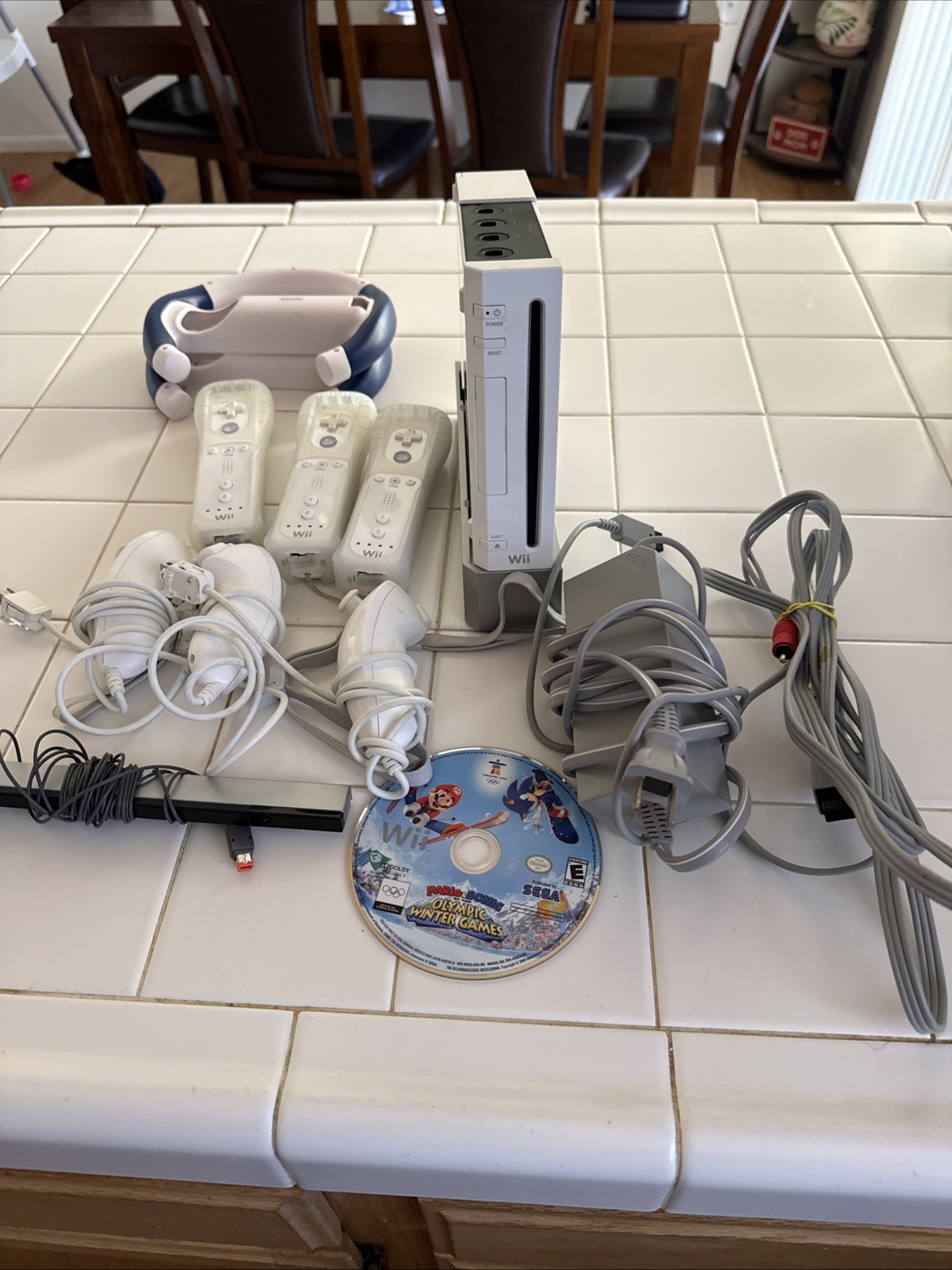 Nintendo Wii Console RVL-001 White Bundle w/ 3 Controllers & 1 Game – TESTED