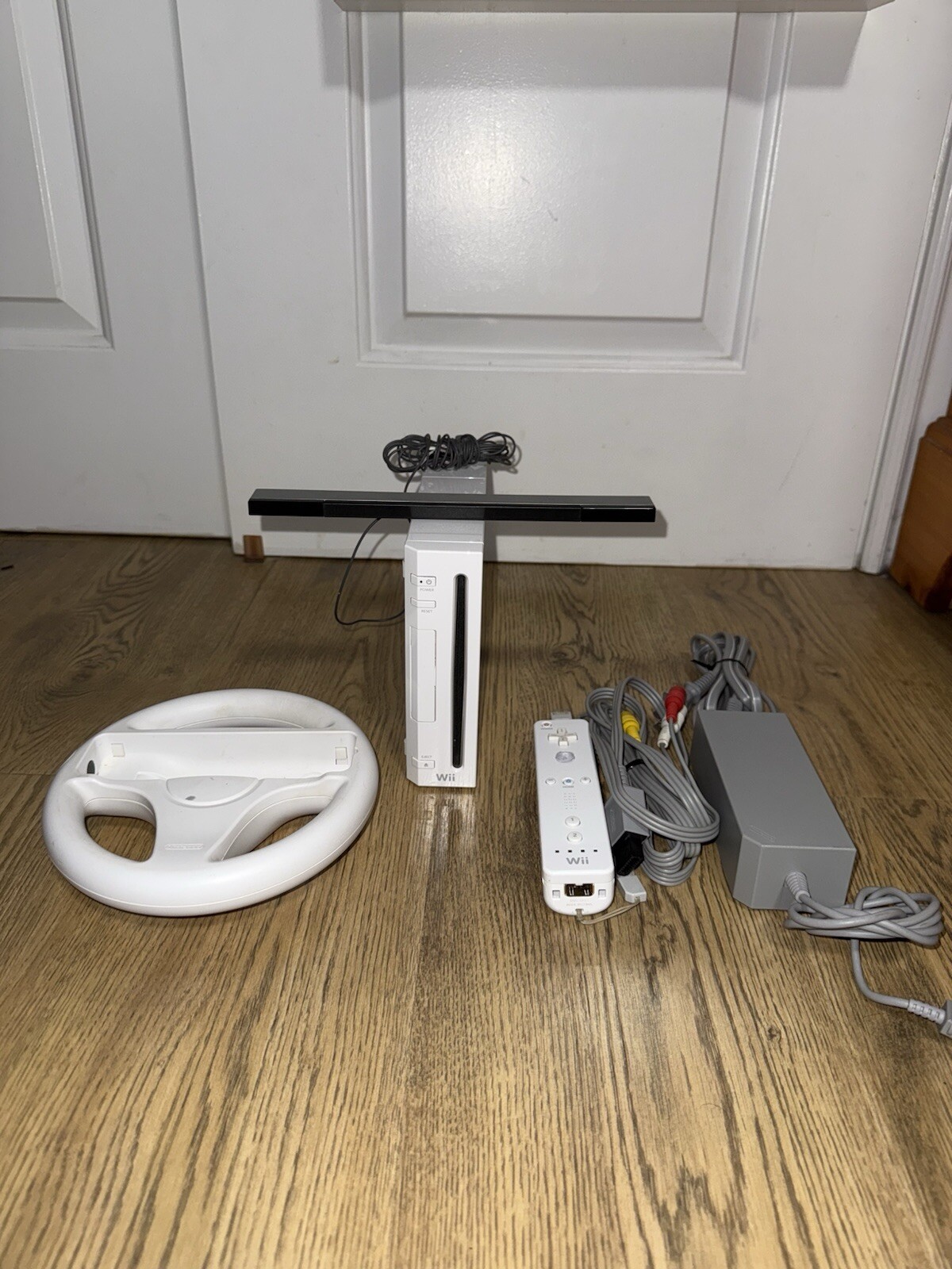 Nintendo Wii White Console Gamecube Compatible RVL-001 W/ Power, AV, Sensor Bar