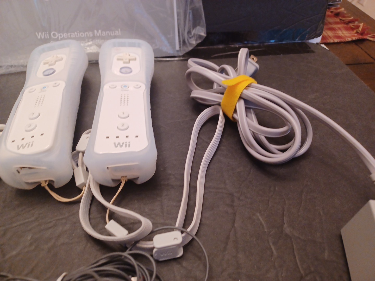 Wii Console RVL 001 W/2 Controllers/2-Nunchucks/BAR/Books TESTED & WORKING