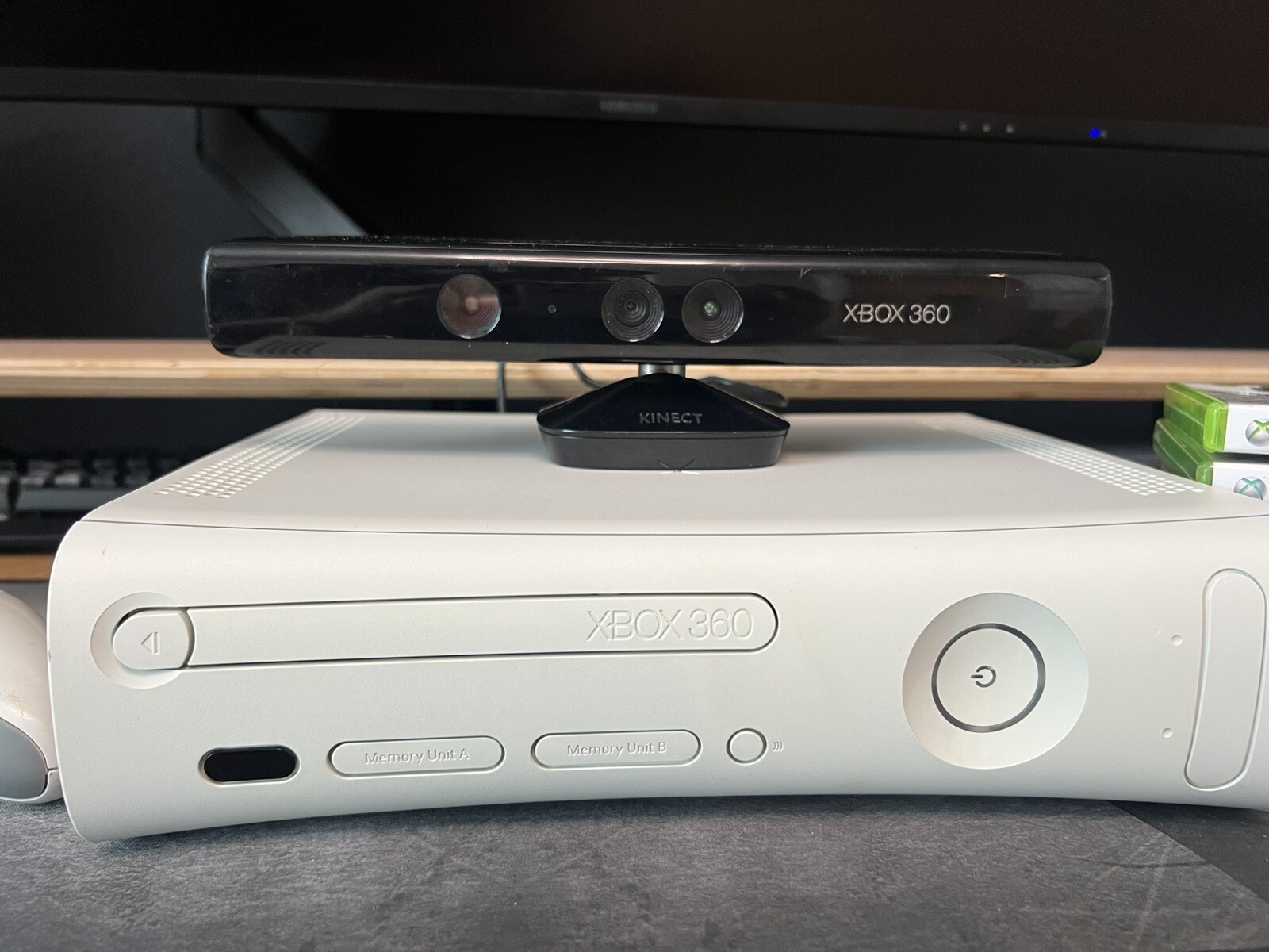 Microsoft XBox 360 Pro 4GB 2K6 Bundle – White Kinect 2 Controllers- games