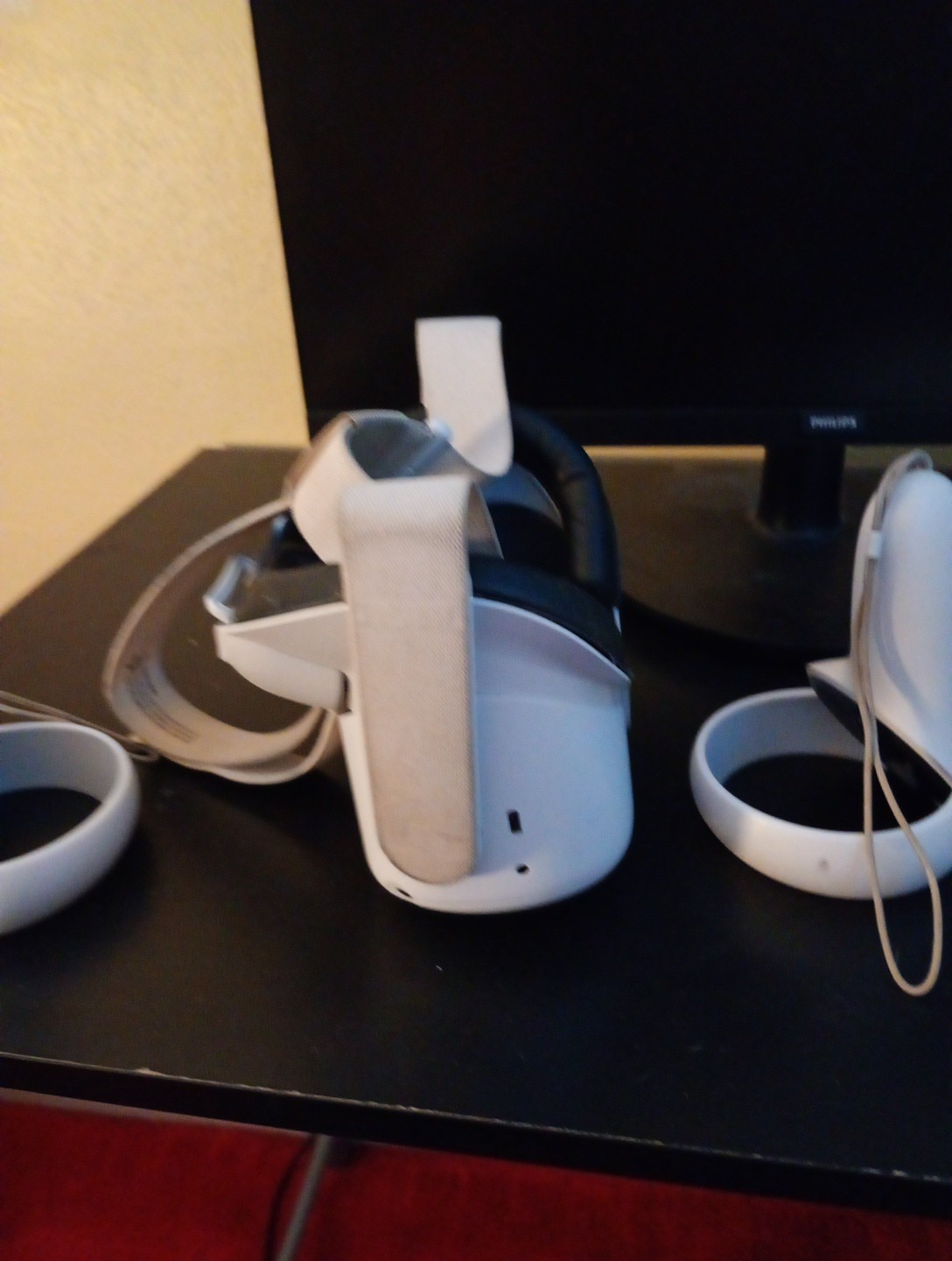 Meta Quest 2 Virtual Reality Headset 128GB with Touch Controllers White Used