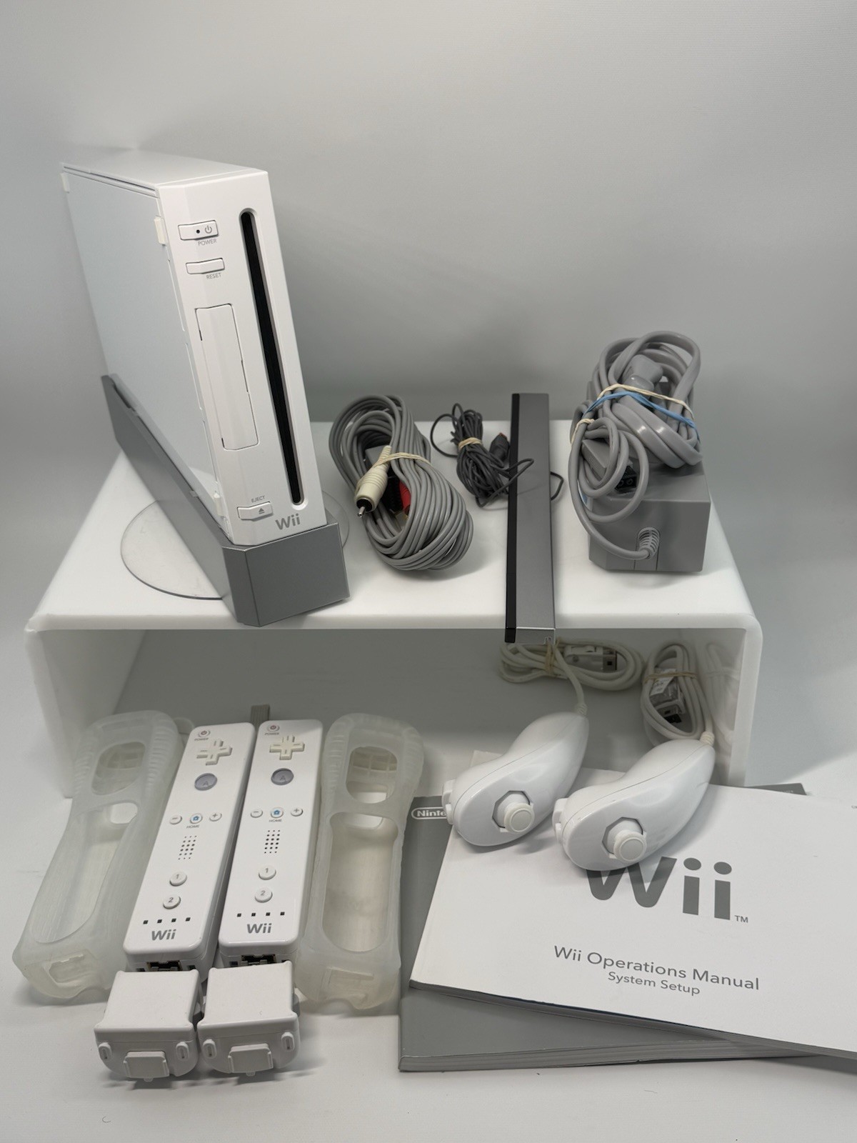 Nintendo Wii RVL-001 White w/2Controllers Motion+/2Nunchuks/Sensor/Cables Tested
