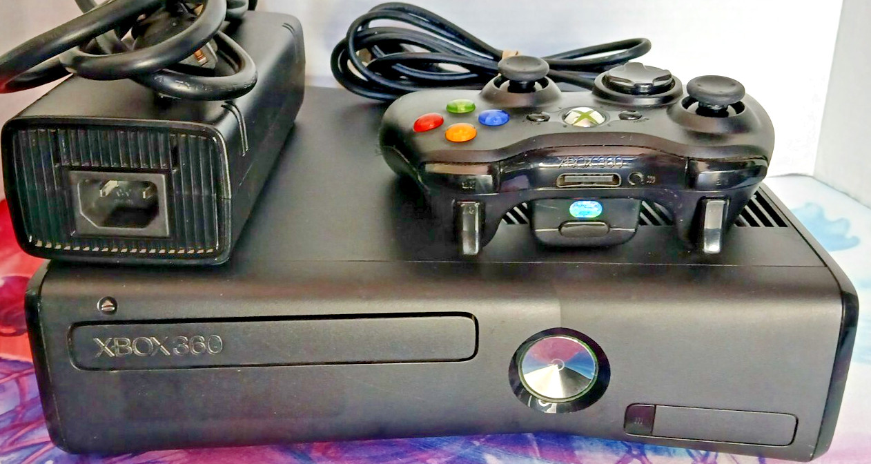 Microsoft Xbox 360 Slim Console (250GB) Controller Kinect with 3 games. Tested.