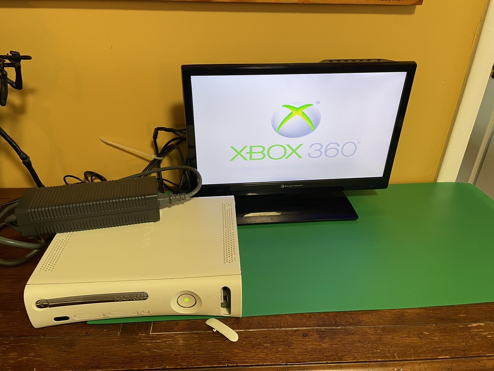 Microsoft Xbox 360 Arcade Console AV Power HDMI Cord, AV Cord, 9 Games, TURNS ON