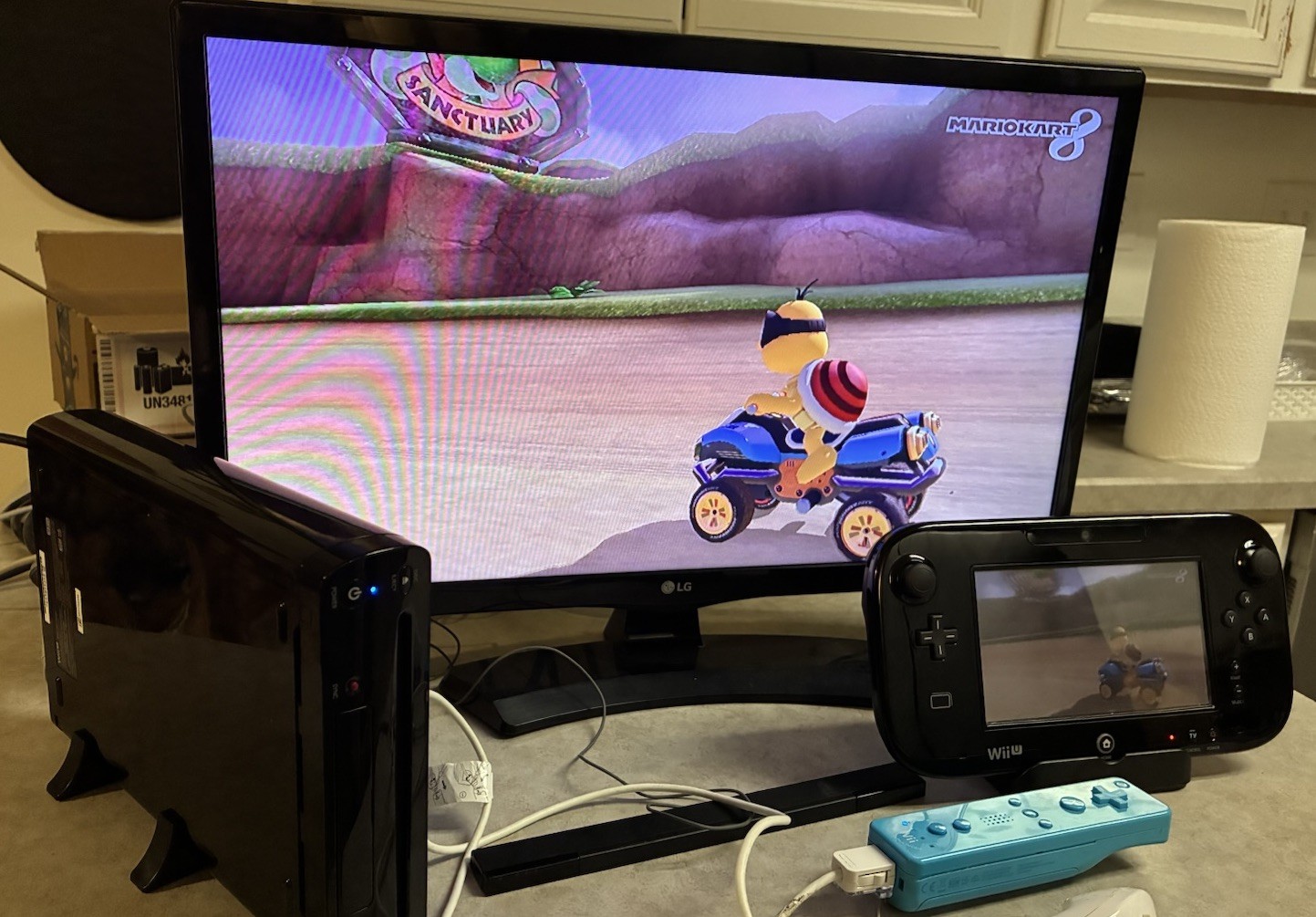 Nintendo Wii U 32 Bundle MARIOKART 8 GamePad, 3 Controllers 2 Nunchucks 14 Games