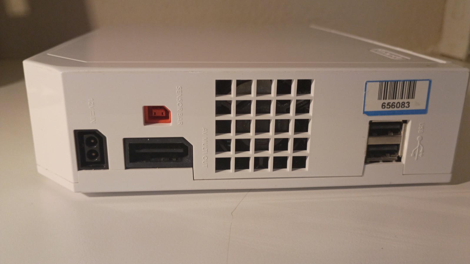 Wii Console 001 White two controllers, AV cord, Power cord, complete & Tested.
