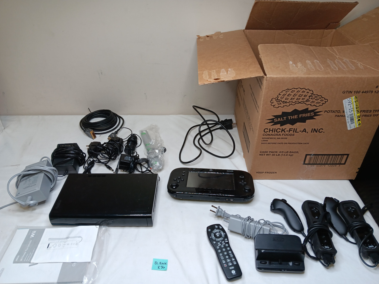 Nintendo Wii U WUP-101/02 Deluxe 32GB Console Gamepad Bundle