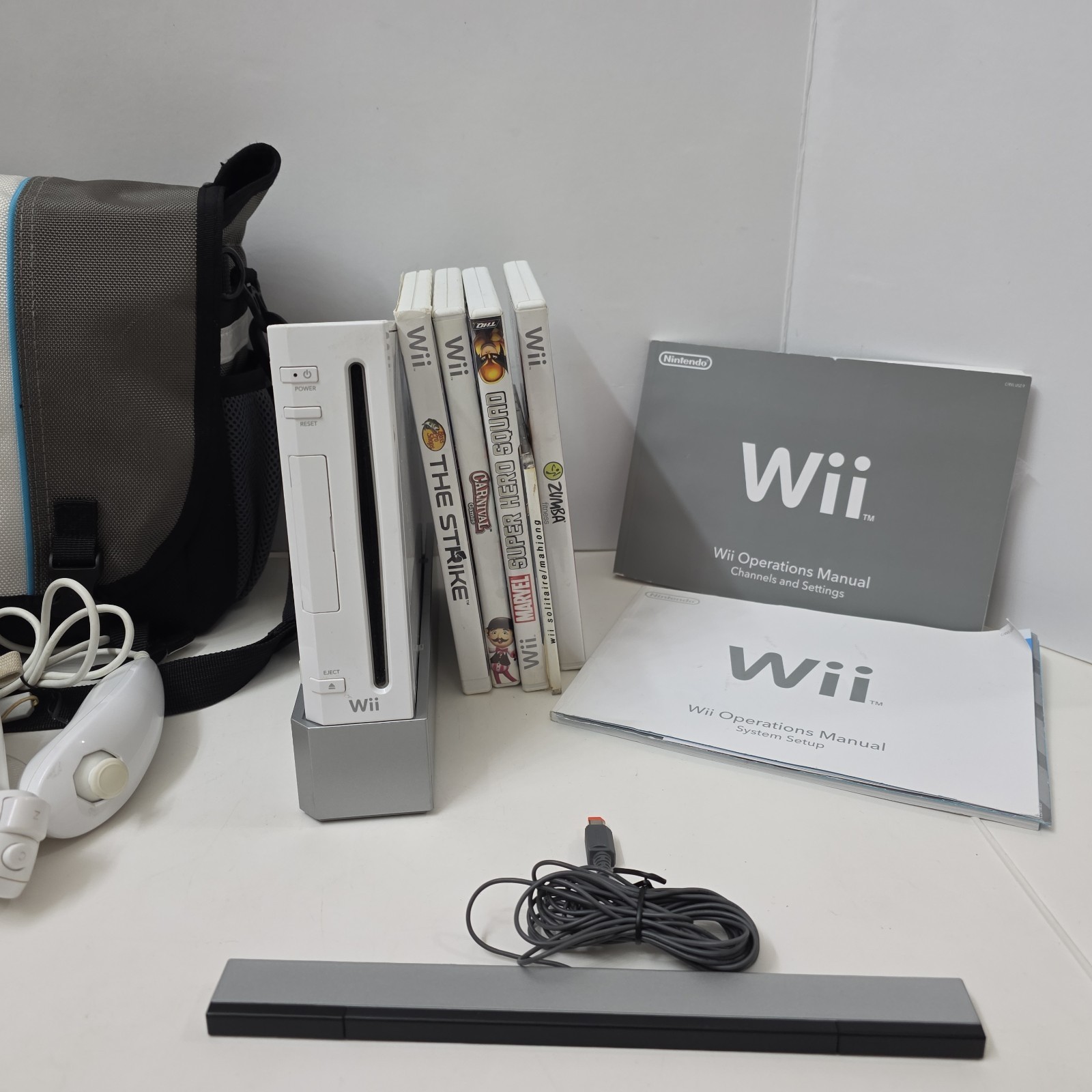 Nintendo Wii Console Bundle White RVL-001 Controllers Games Carrying Case