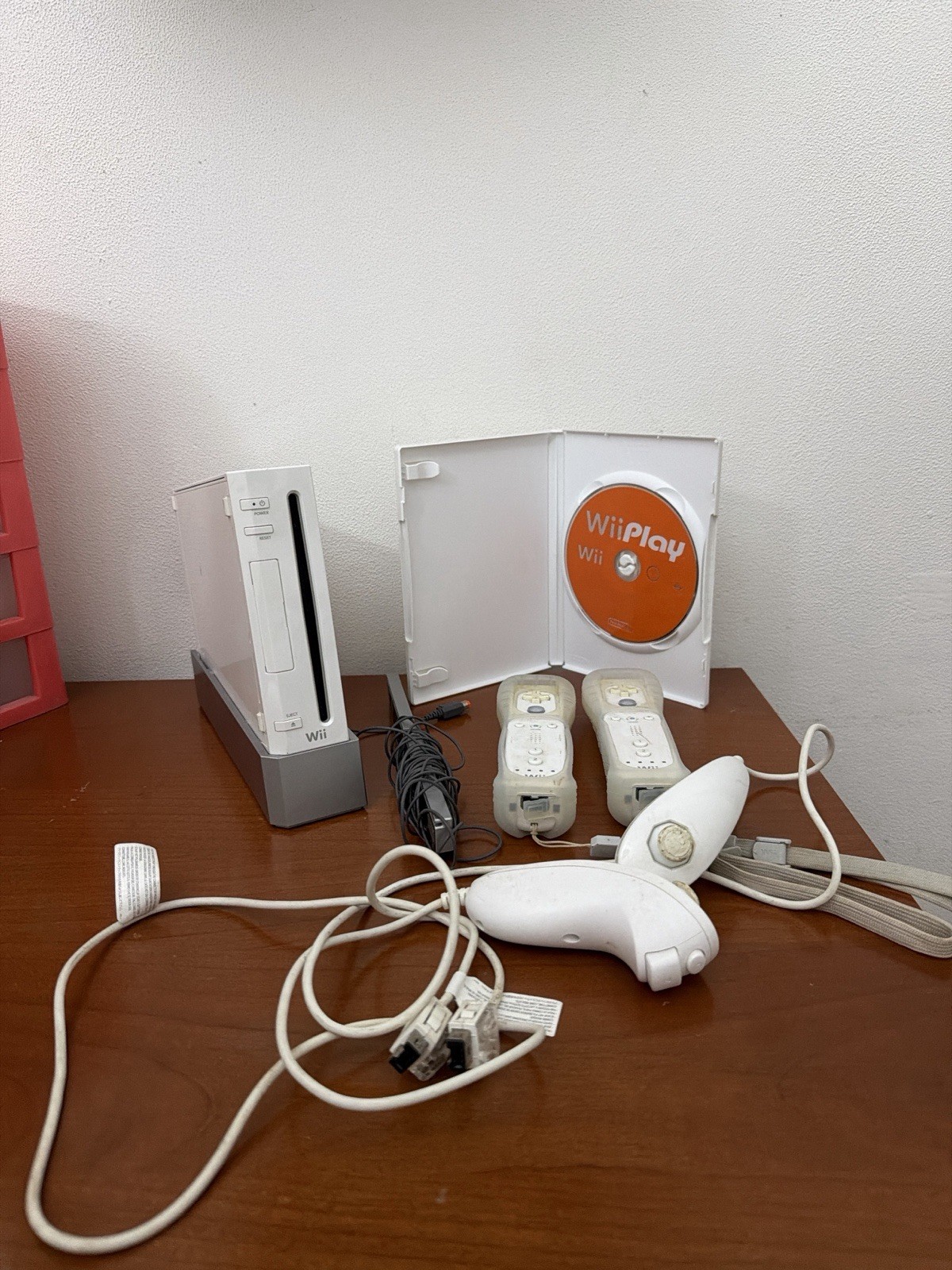 Nintendo Wii Backwards Compatible GameCube + 2 Controllers + Wii Play – Complete