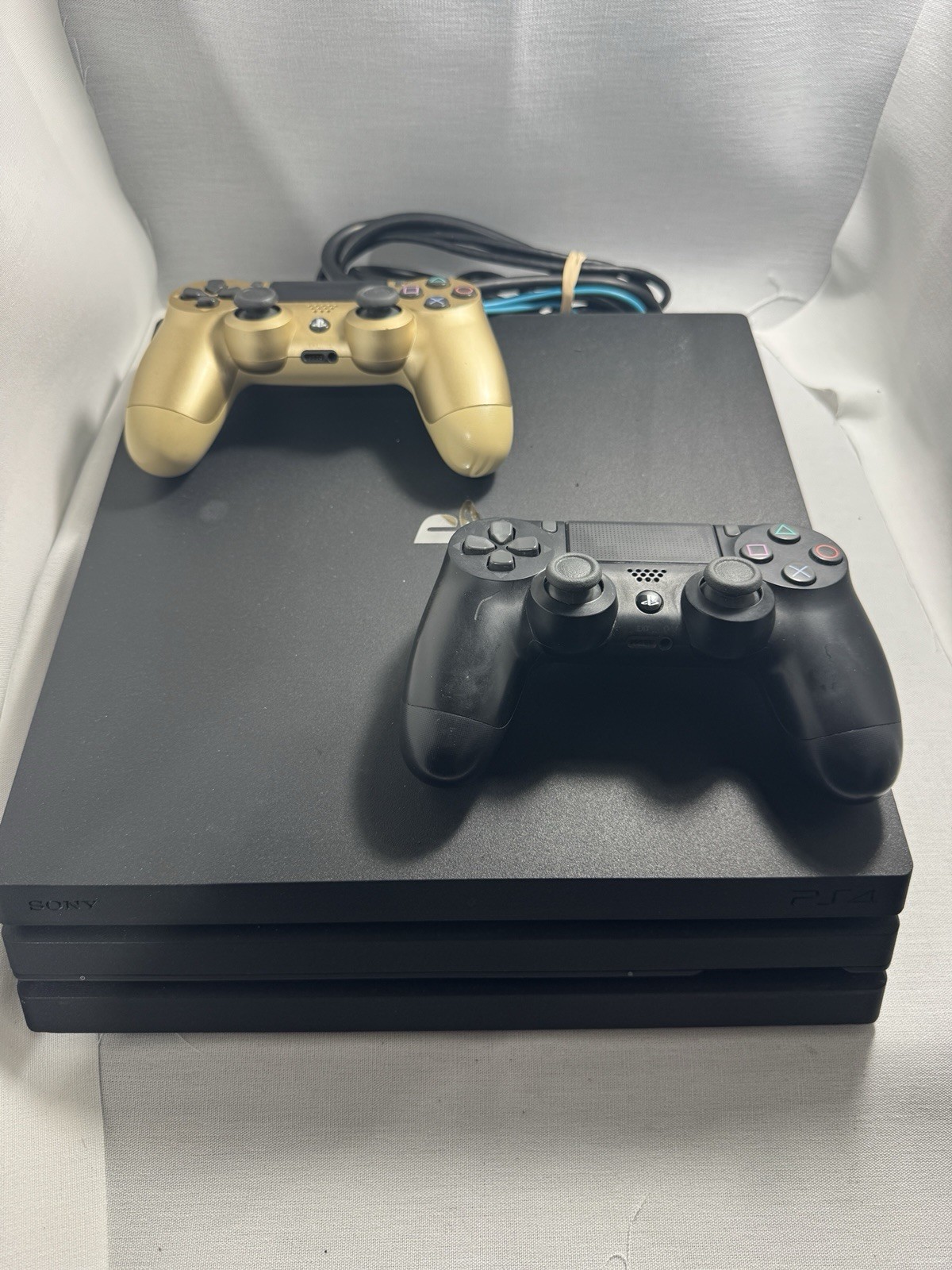 PlayStation 4 Pro CUH-7015B Bundle 2 Controllers Headset And Wall Mount