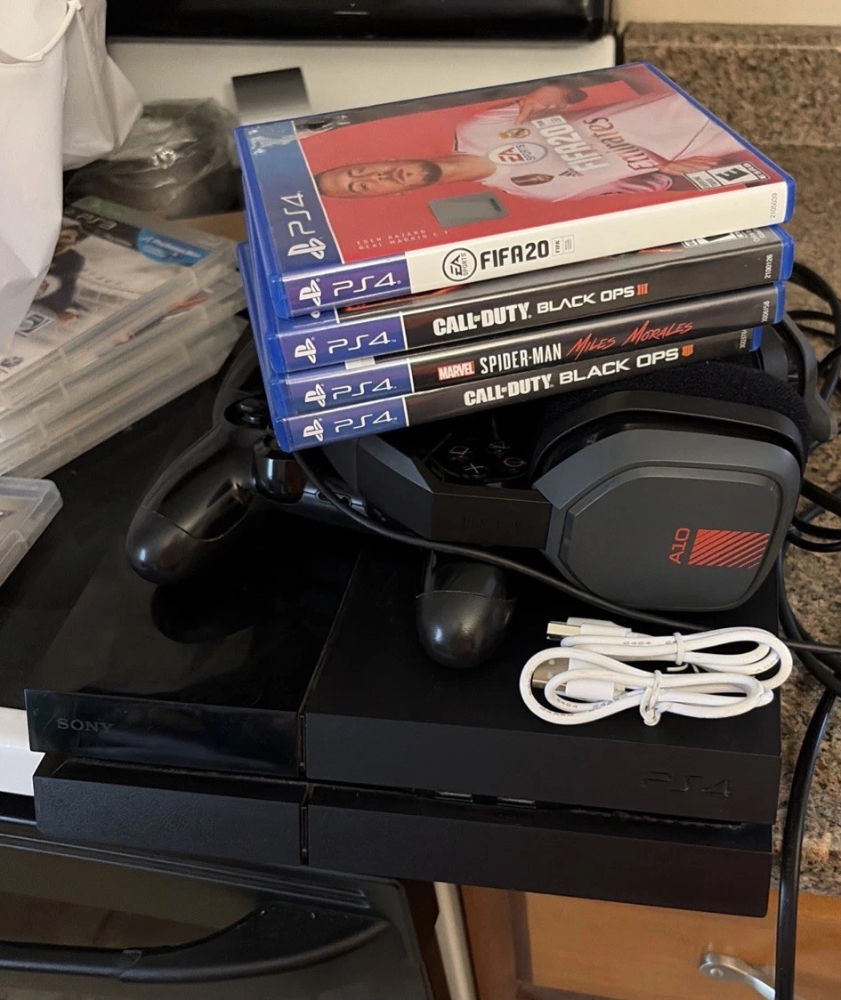 Sony ps4 500GB Bundle/2 OEM Controllers/Astro A-10 Headset/4 Games