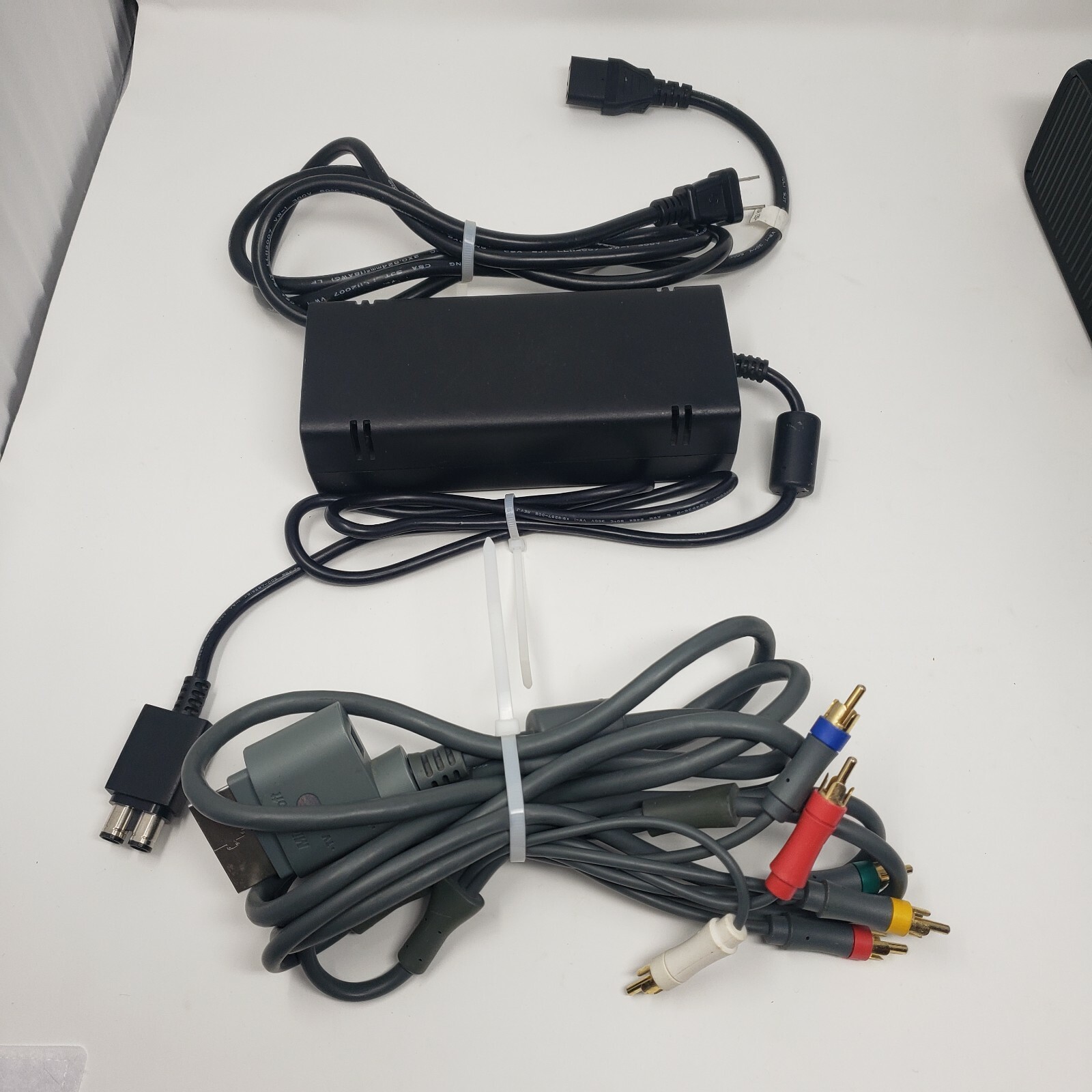 Kinect Xbox 360 S Bundle Video Game Console System MODEL 1439 4GB USA/CANADA