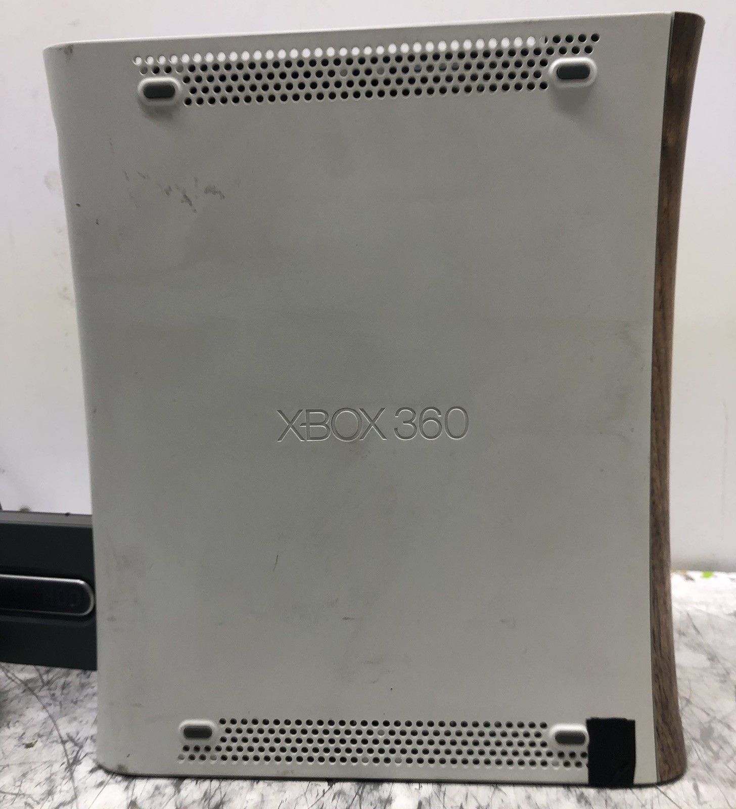 XBOX 360 CONSOLE PWRS ON DISC TRAY DOES NOT OPEN PLASTIC DAMAGED WITH CABLES