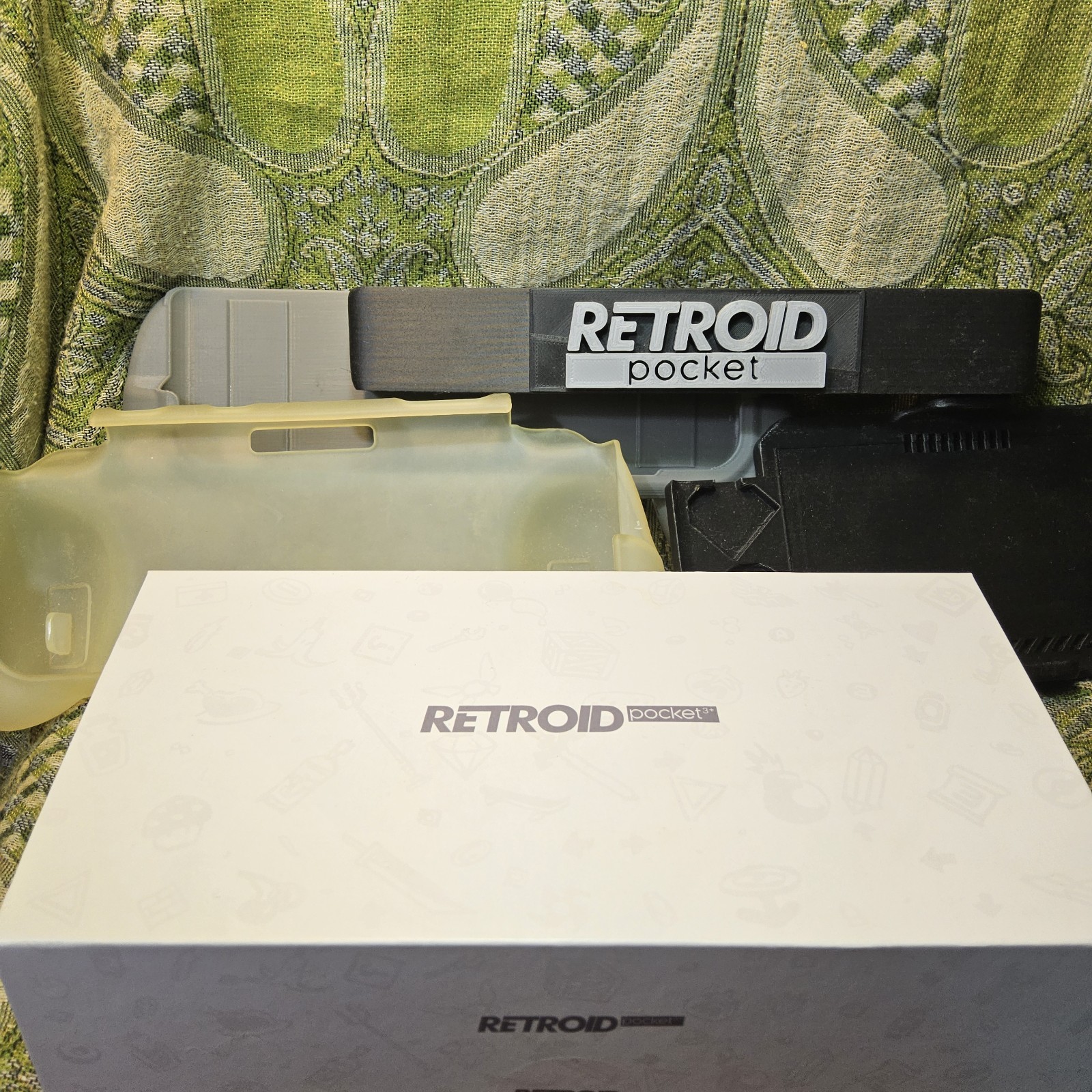 Retroid Pocket 3+ Handheld Game Console Gray USB-C w/ Accessories & Box 128gb