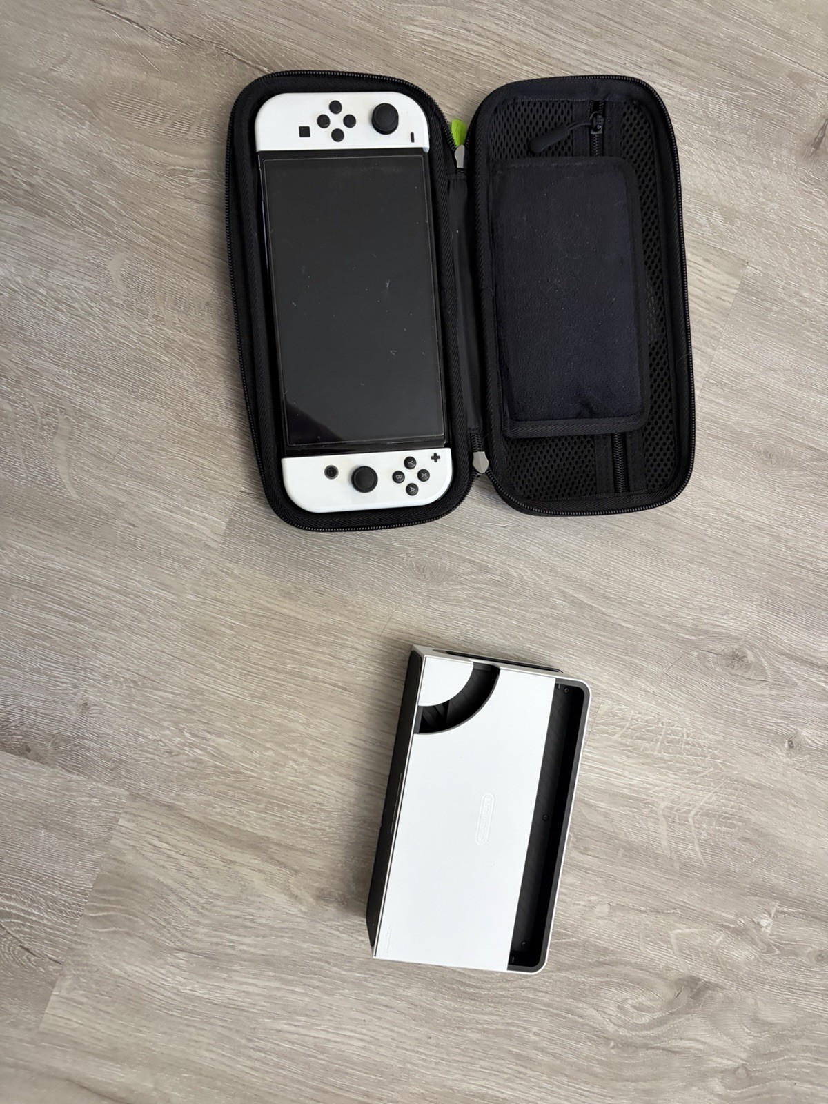 Switch Oled Model With Dock And All Cables. Two Extra Joy cons And A Conteoller