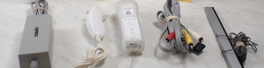 Nintendo Wii Controller , 2 Numkucks, Sports Pack & 3 games-see pics