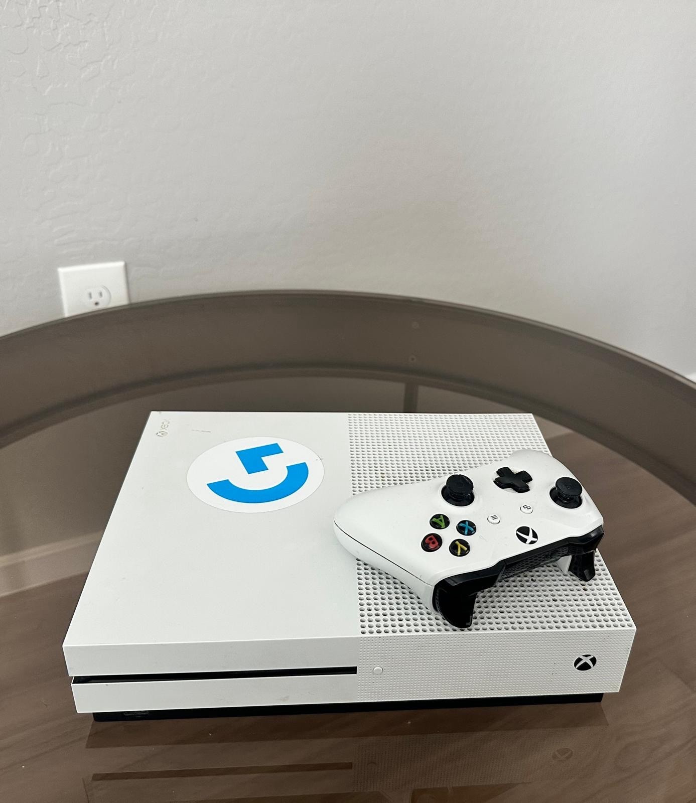 Microsoft Xbox One S 500GB 4K UHD Blu-Ray Compatible White Console + Controller