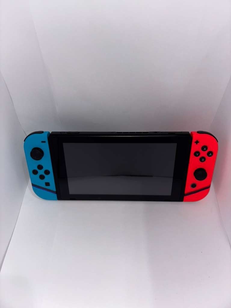 Nintendo Switch V1 + 3 controllers + case + 128GB microSDXC card + FREE GAME