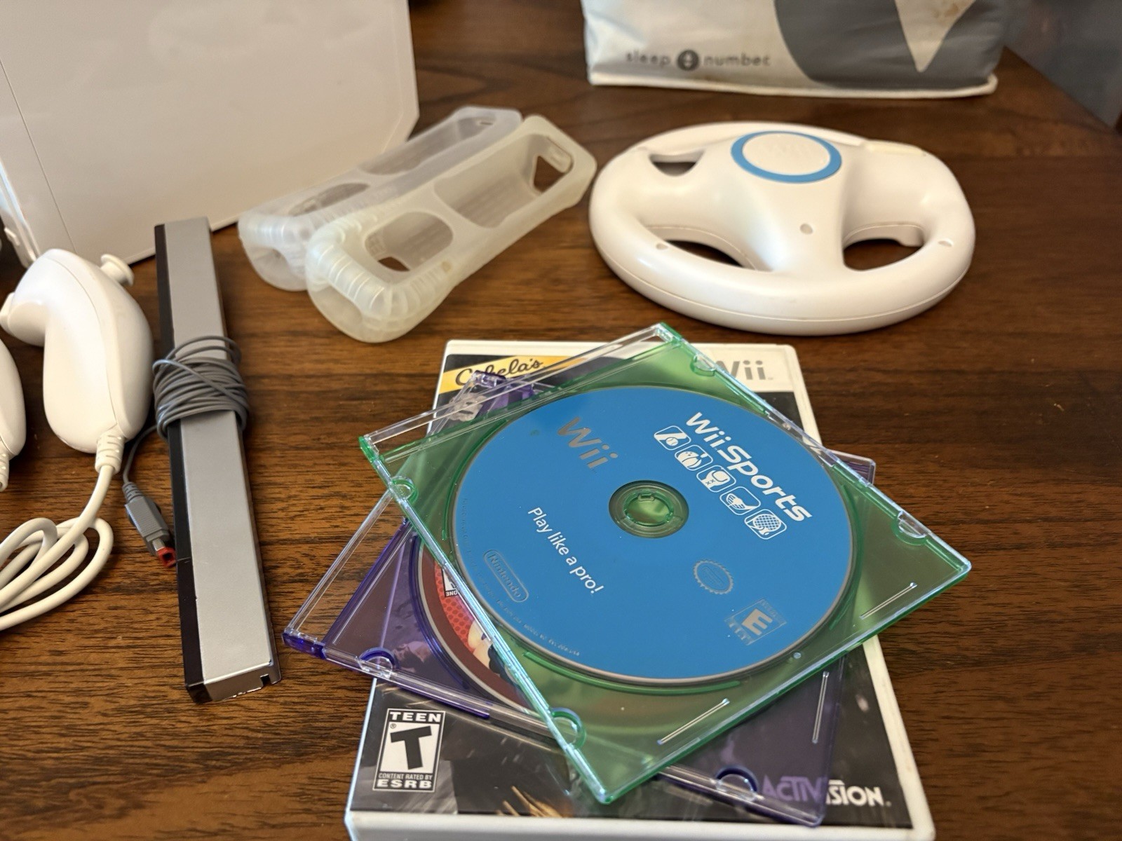 Wii RVL-001 White Console Bundle Controllers Nunchucks Cords 3 Games Excellent