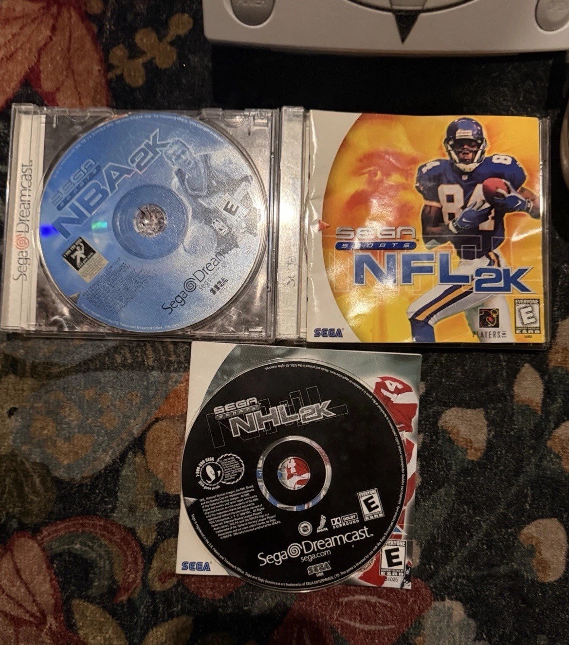 Sega Dreamcast console, Cords 2 controllers, 3 Sports Games & Official Carry Bag
