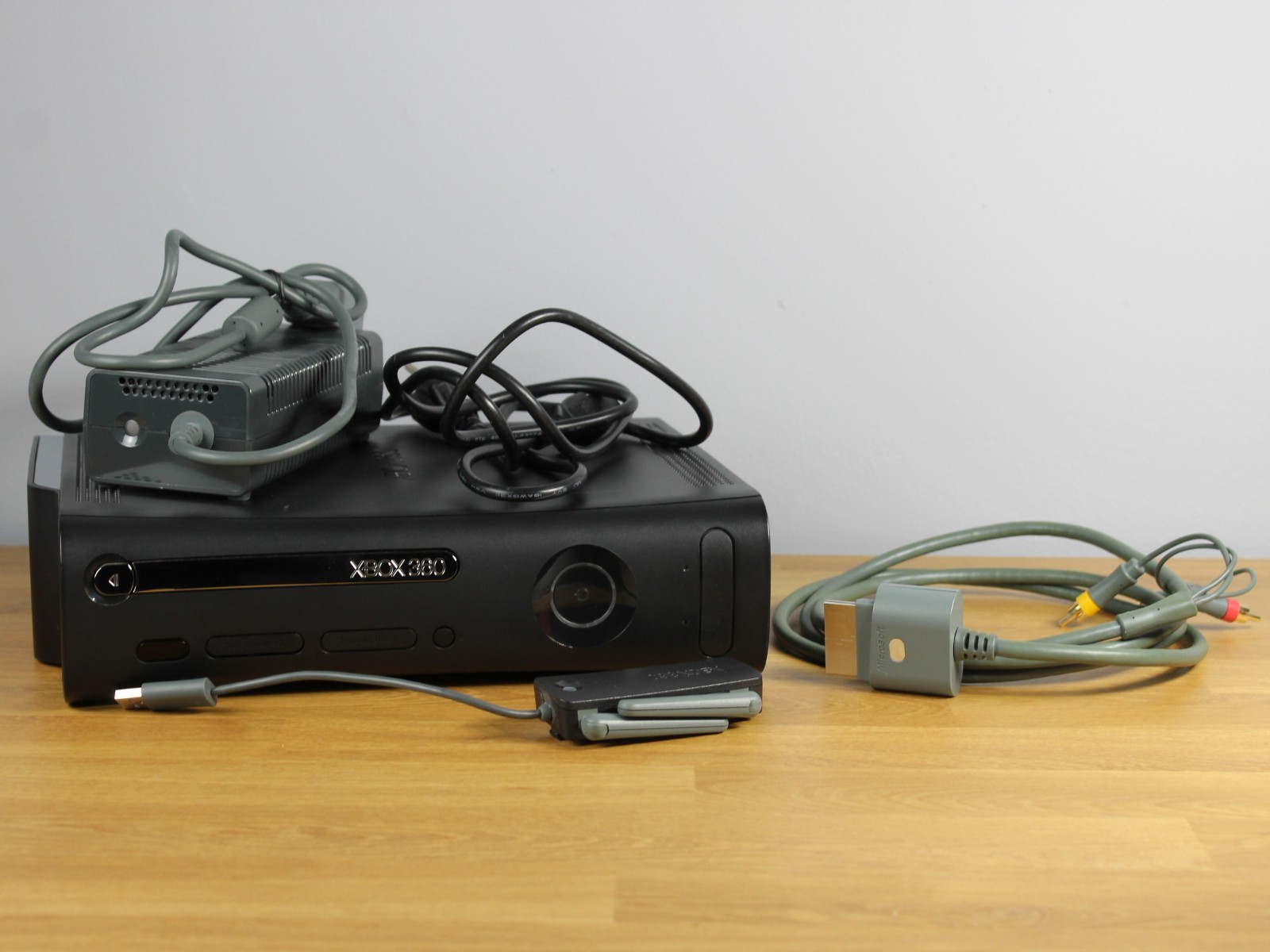 Xbox 360 Elite 120GB JASPER w/OEM Power Supply + Wireless N OEM + AV Cable OEM