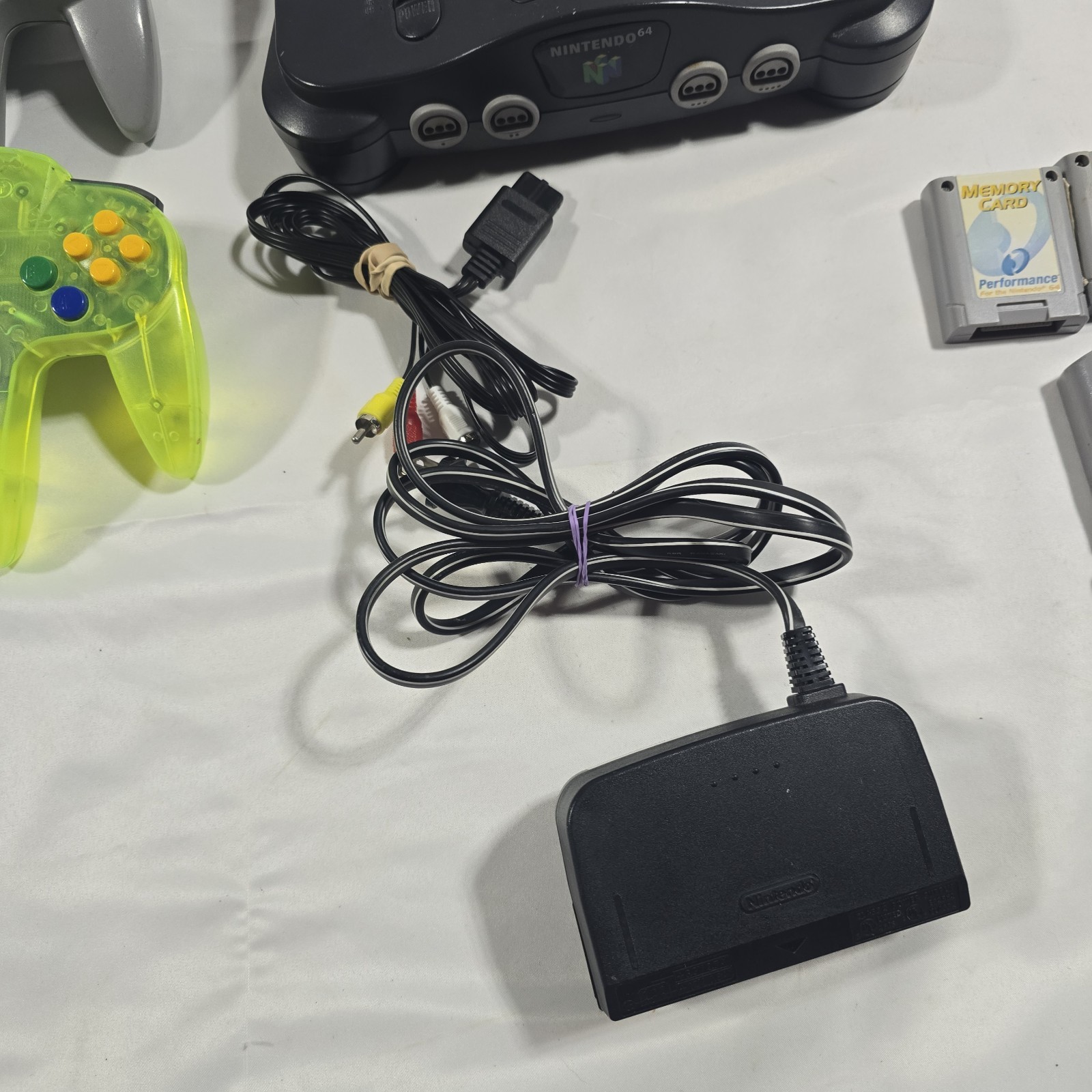 Nintendo 64 N64 Black Console Bundle With 2 Controllers 7 Games 3 Memory cards