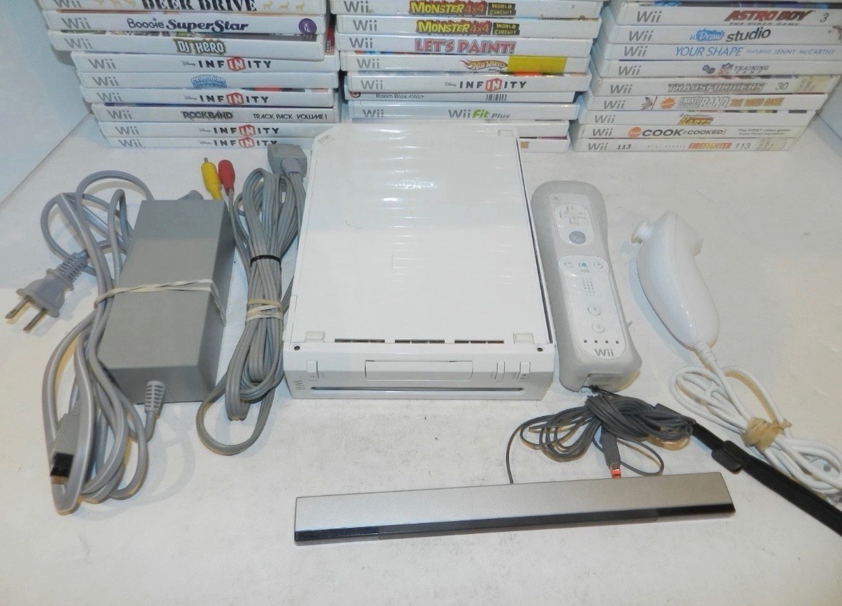 White Nintendo Wii Console System Bundle w/ Controller + 5 FREE GAMES Tested
