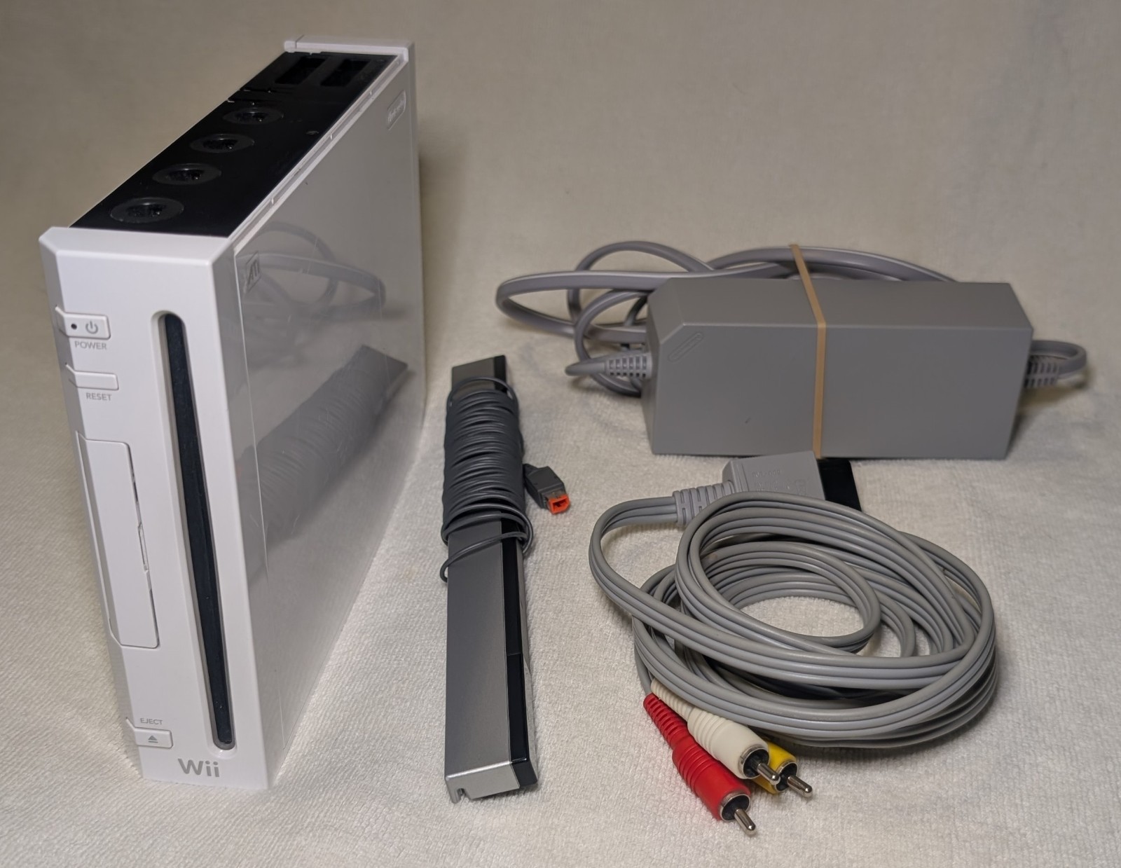 Tested Nintendo Wii console w/ power wire, AV wire, sensor bar (NO CONTROLLER)