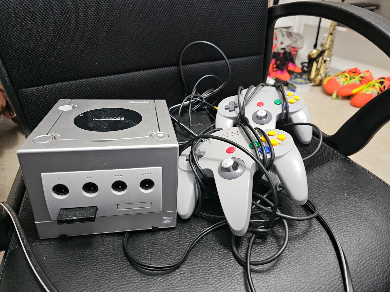 Nintendo GameCube Platinum Console – Silver with 2 controllers