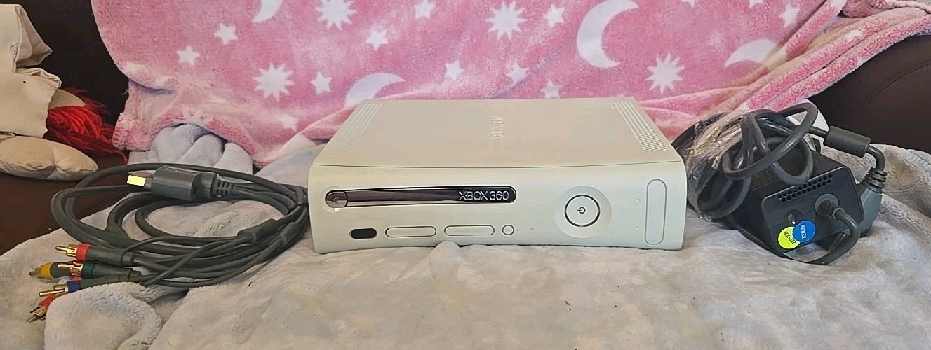 Microsoft XBox 360 HDMI Gaming Console Only *TURNS ON/ WONT READ DISCS*