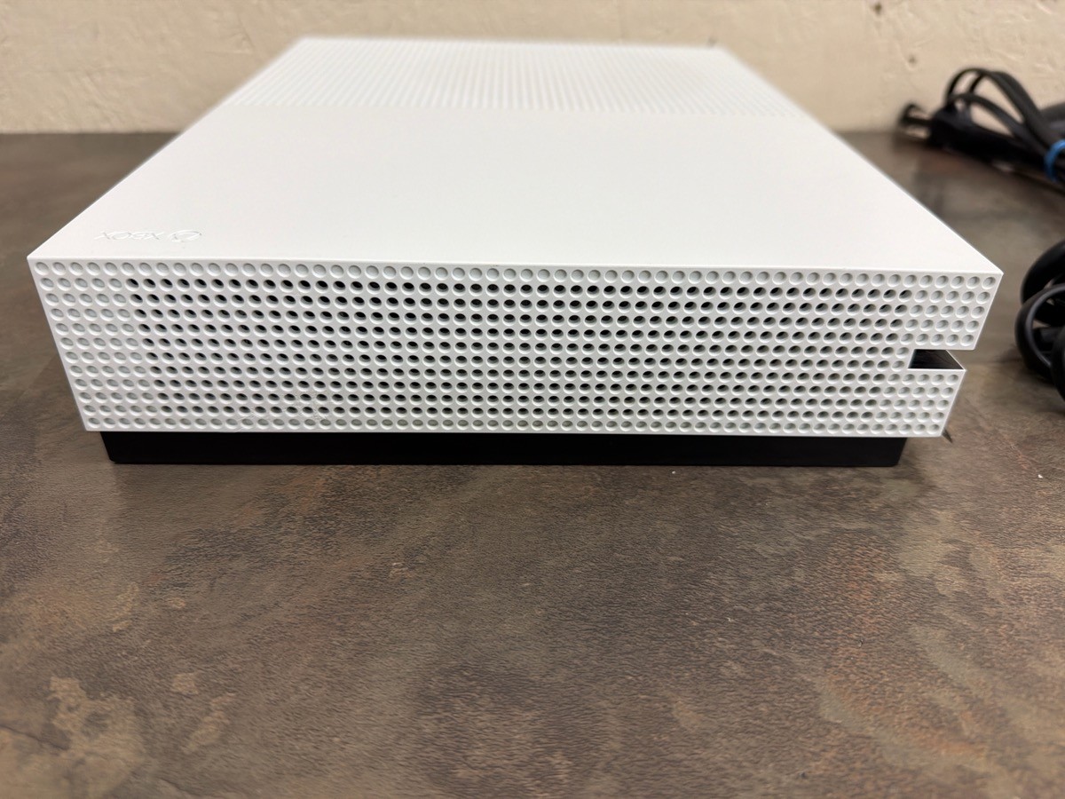 XBOX ONE S 500GB CONSOLE 1681 W/ 1 CONTROLLER & CABLES – TESTED (WBP018230)