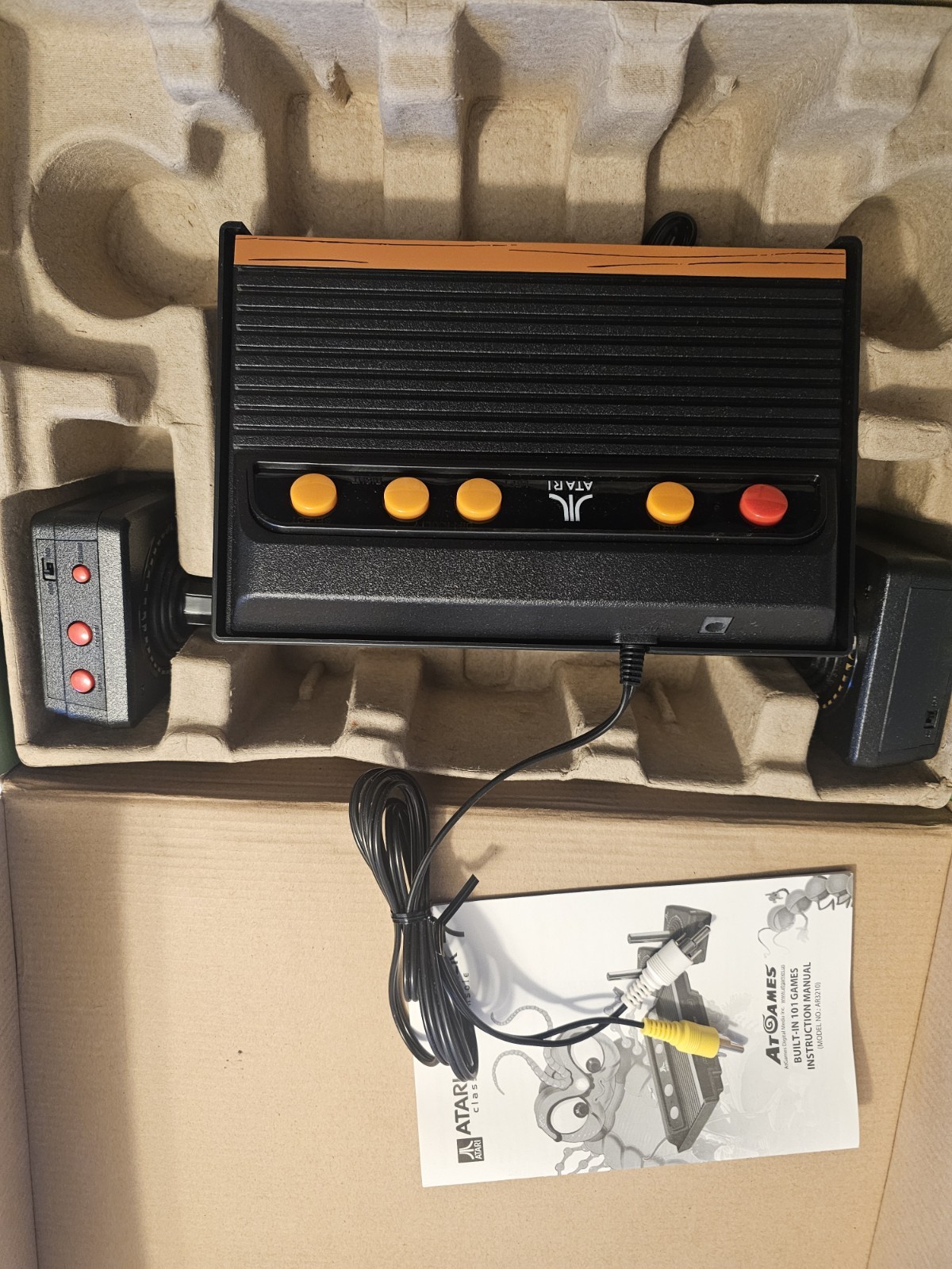 Atari Flashabck 7 Game Console with 2 Inalambric Controllers