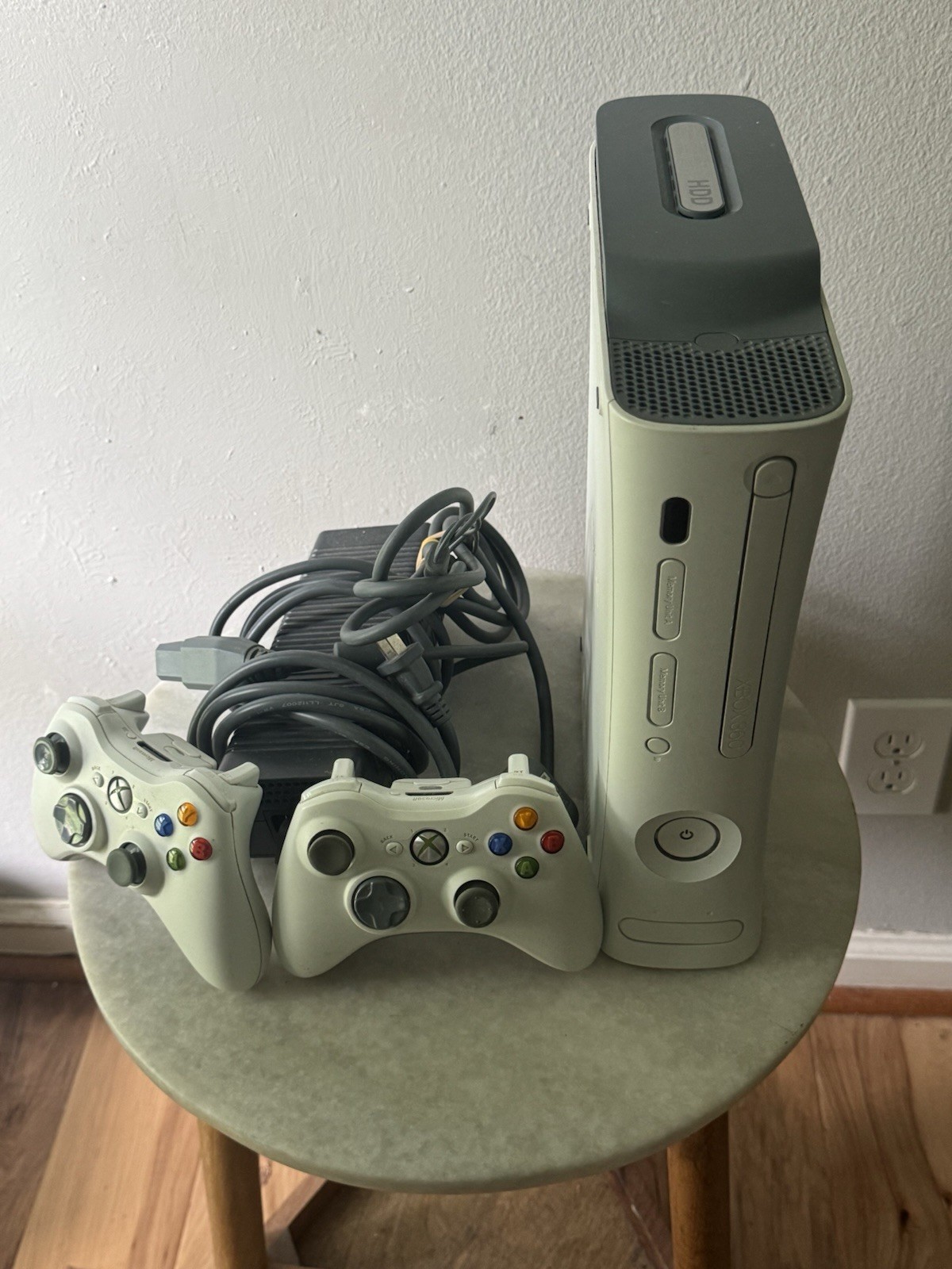 Xbox 360 Console – Matte White With Two Controllers And Power Cable