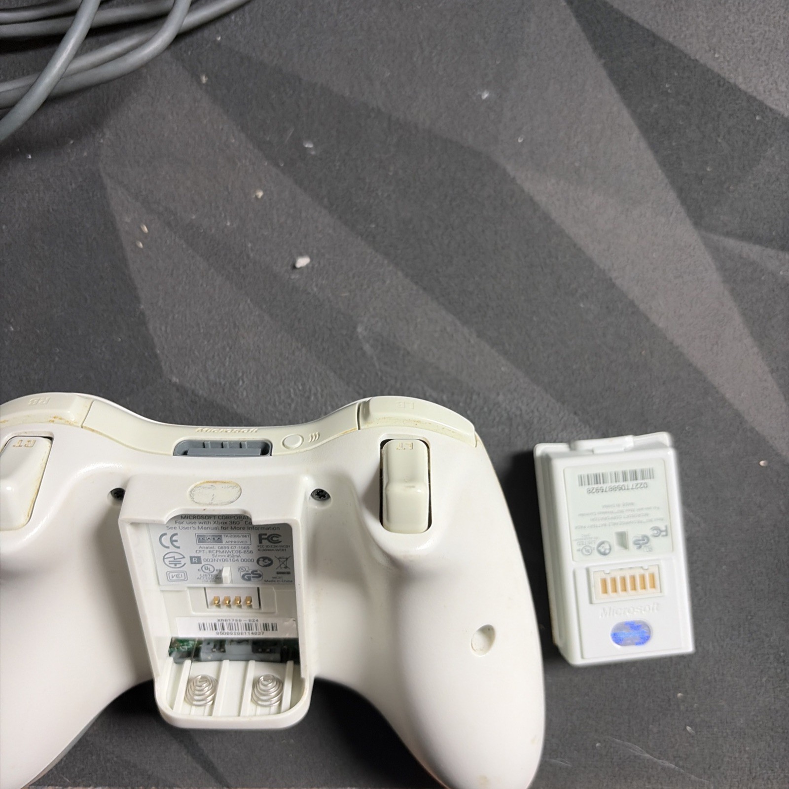 60GB Microsoft XBox 360 White 1 controller,HDMI adapter, AV wires,headset Bundle