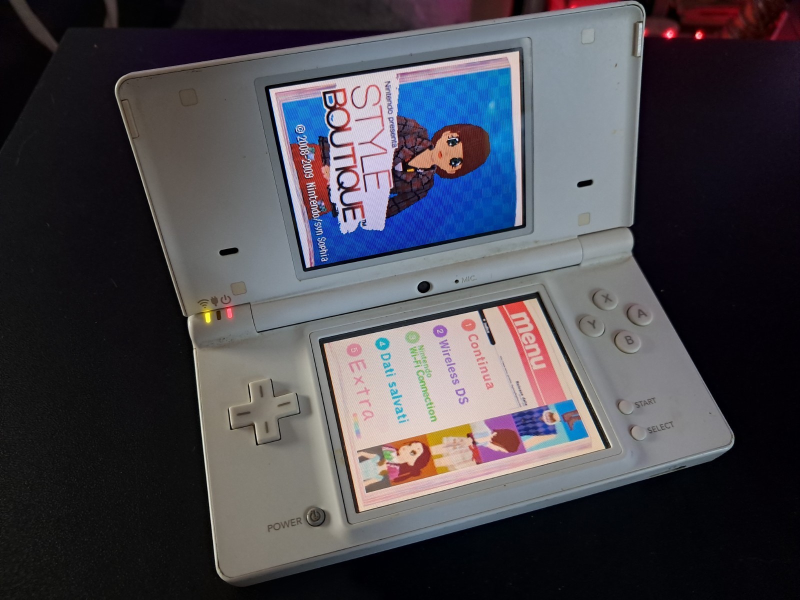 Nintendo DSi White Complete and Working + Original Boutique Style Game