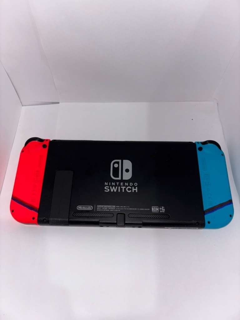 Nintendo Switch V1 + 3 controllers + case + 128GB microSDXC card + FREE GAME