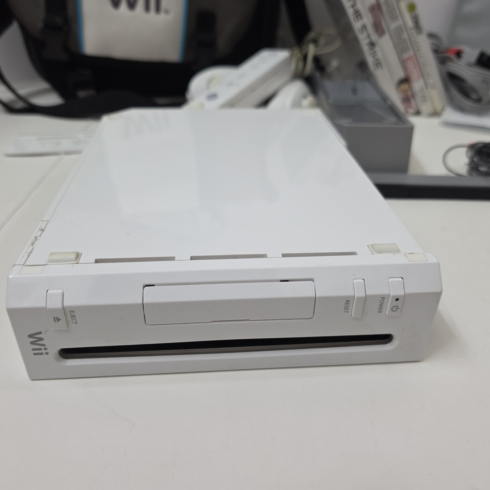 Nintendo Wii Console Bundle White RVL-001 Controllers Games Carrying Case