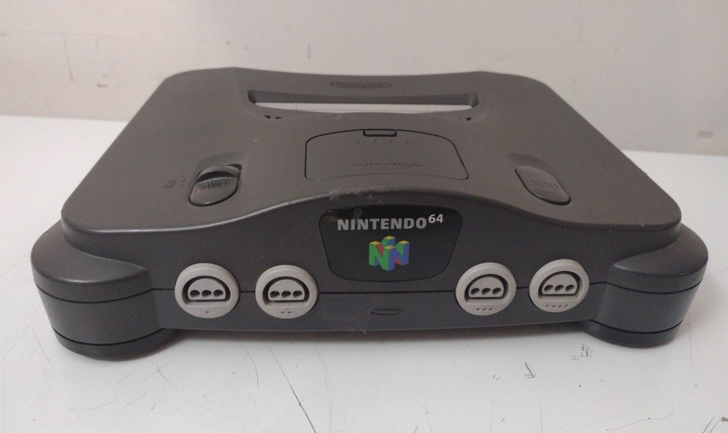 Nintendo 64 N64 NUS-001 console with 2 Controllers + Cables + Game + Memory Card