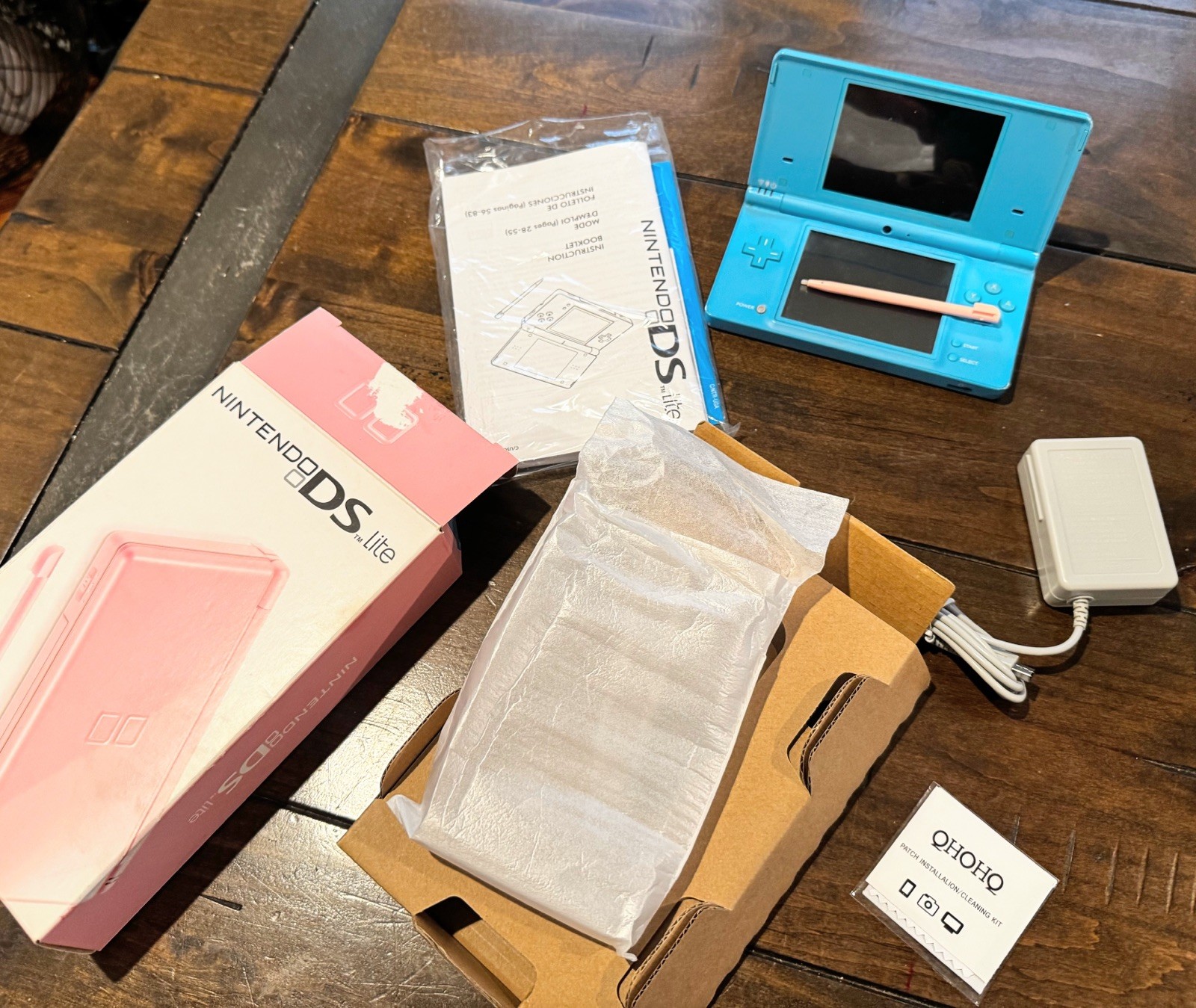 nintendo dsi console Blue Adapter & Pen and box and charger pink blue