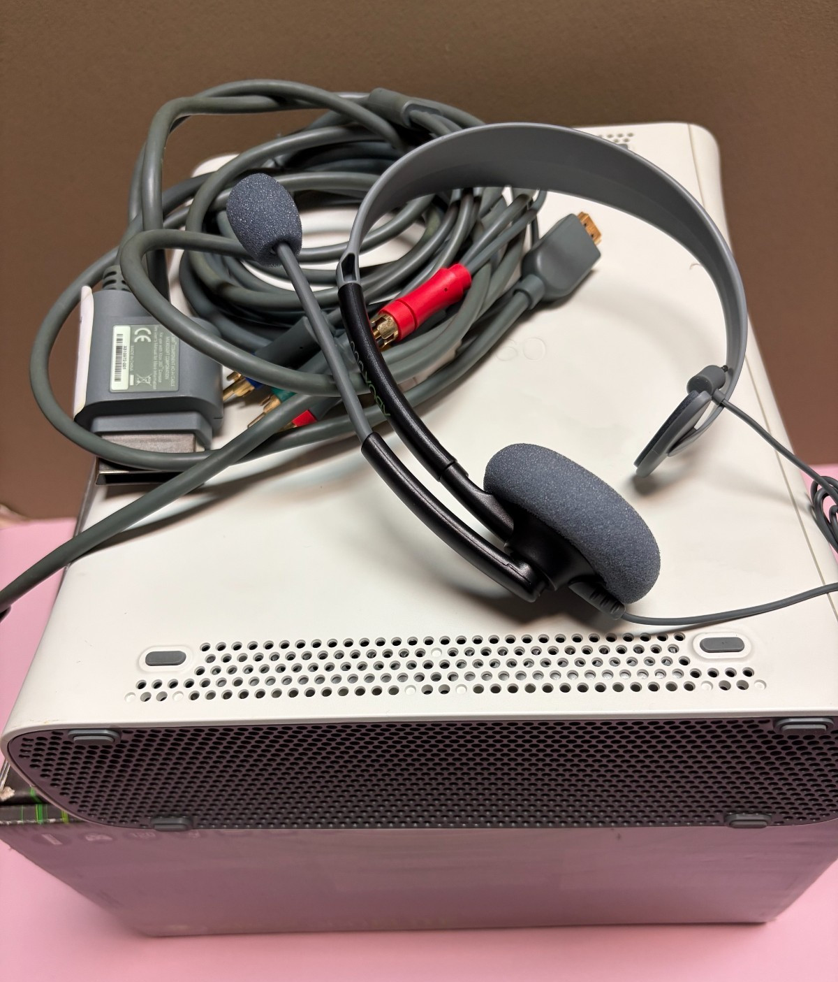 Microsoft Xbox 360 Elite White Console, Headphone, Cords & TV Adapter Orig. Box