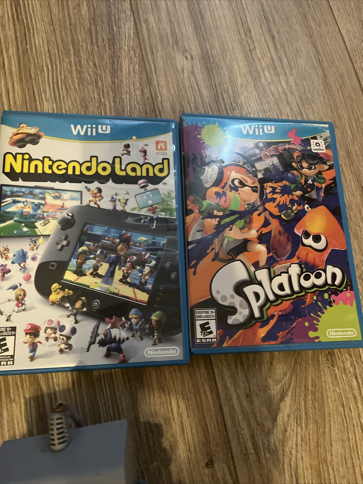 Wii U console, 2Wiiremots, 2Nunchucks, All cords+sensor, splatoon+nintendoland