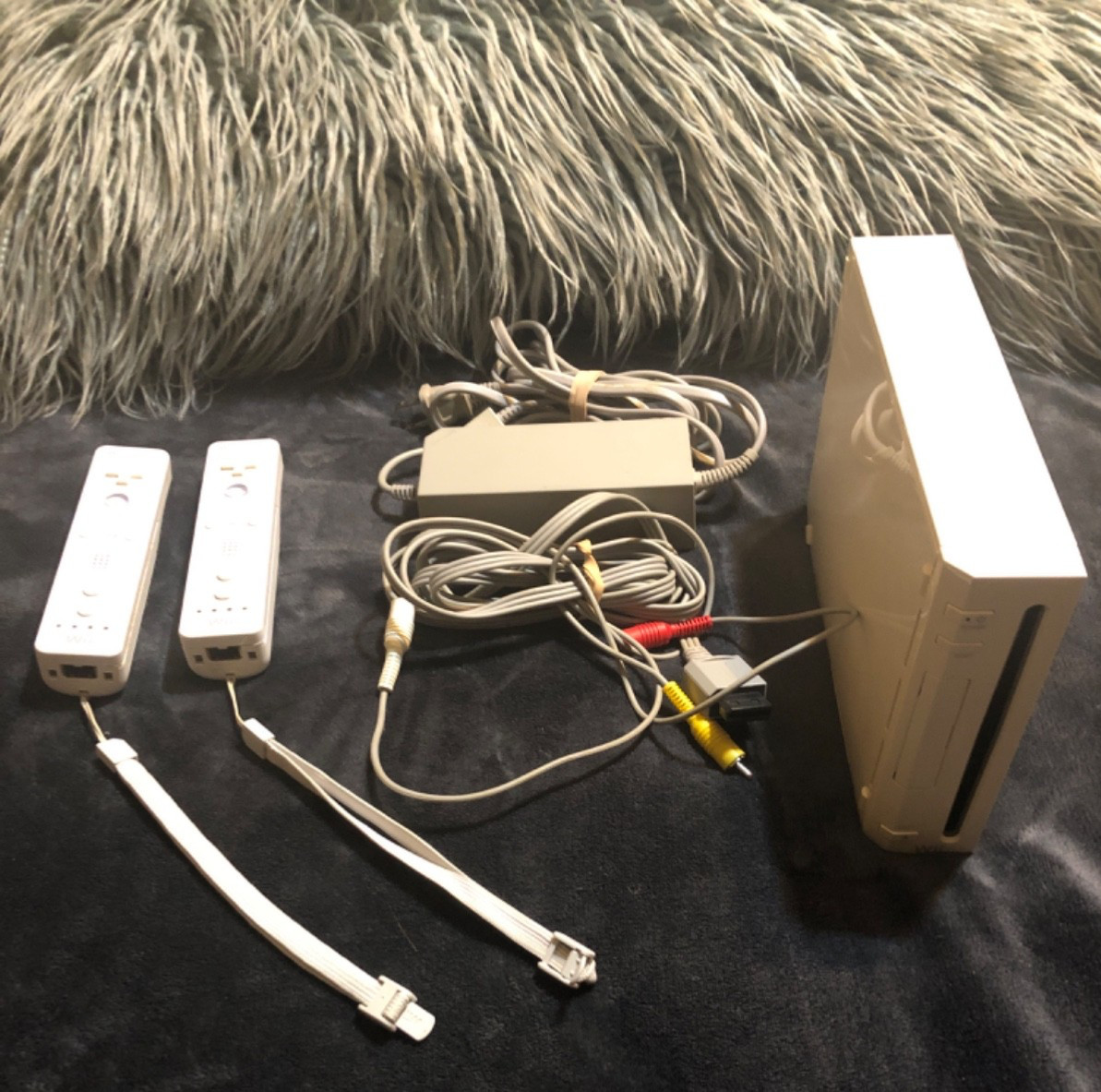 Nintendo Bundle: Wii RVL-001 Console, 2 Controller, AC Power Adapter & A/V Cable