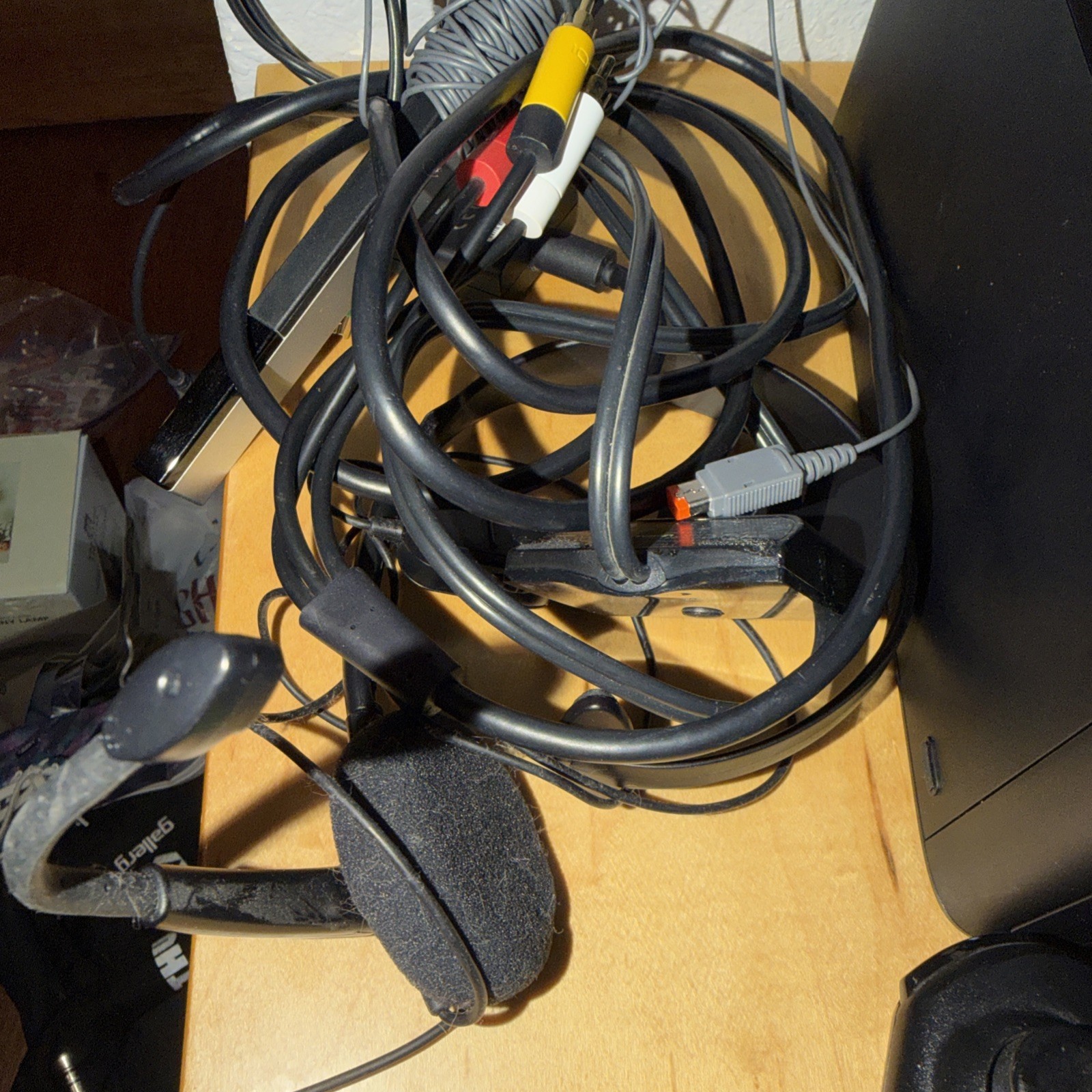 Xbox 360 E 1538 Console 500GB HD, 2 Controller’s, Cables, Kinect, Games More