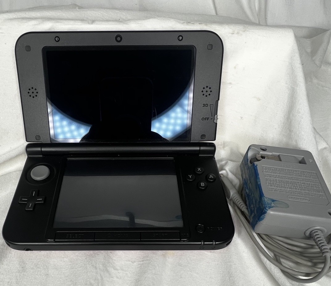 Nintendo 3DS XL Red & Black Console 4GB Memory Card/Stylus, Charger- TESTED